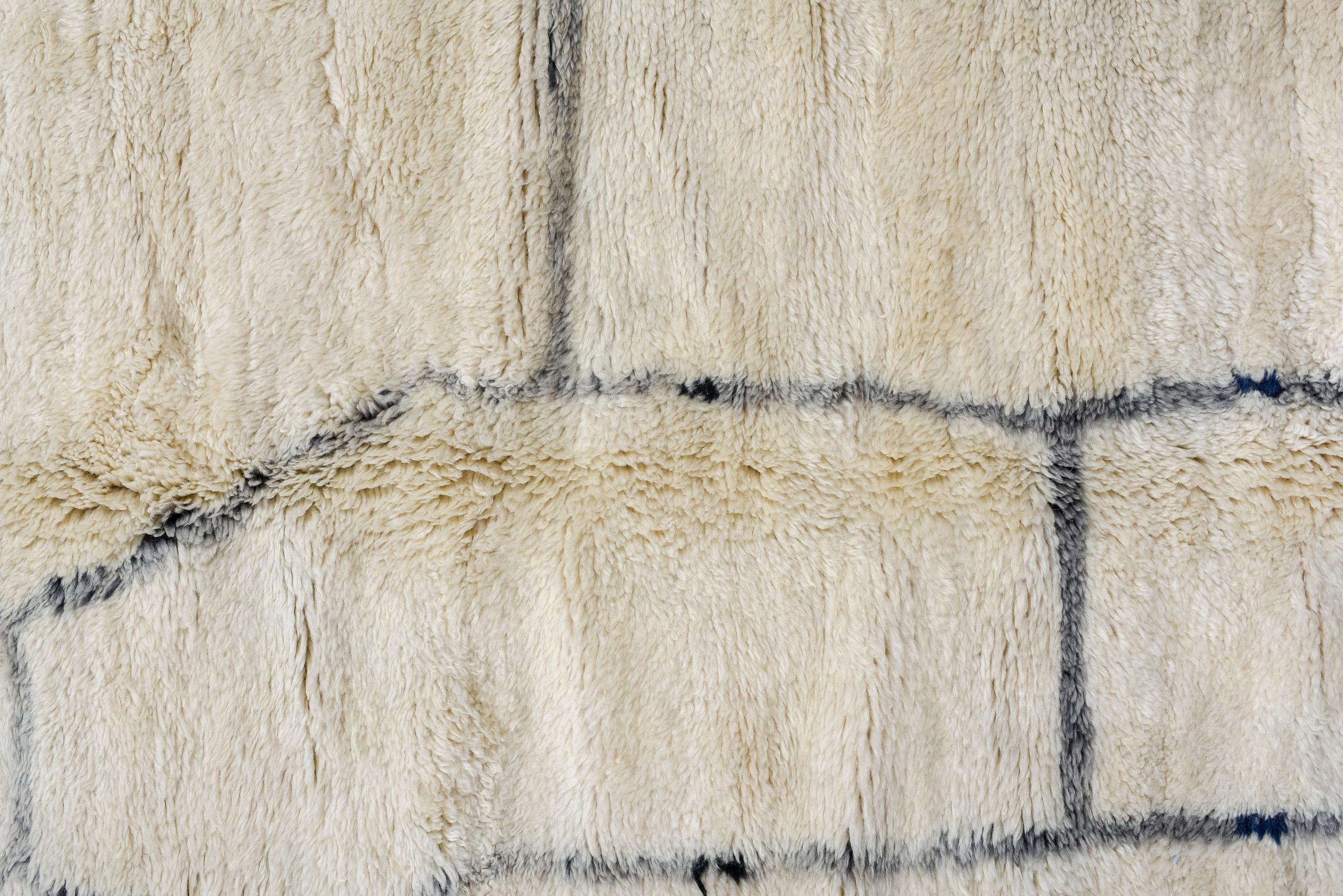 Modern Moroccan Rug with Irregular Lattice Design In New Condition For Sale In New York, NY