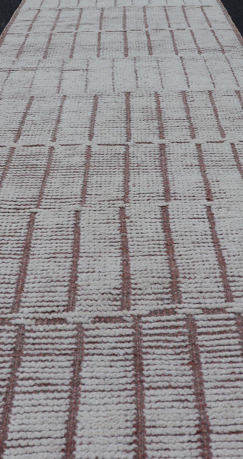  Moderner marokkanischer Läufer mit modernem Design in Creme von Keivan Woven Arts. 
Moderner handgeknüpfter marokkanischer Teppich mit modernem Design in Creme und neutralen Tönen. Keivan Woven Arts; Teppich MSE-12768, Herkunftsland / Art: