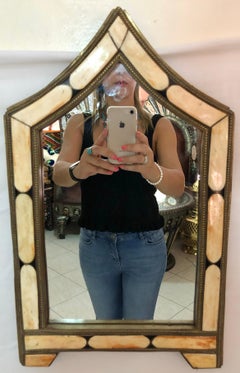 Specchio marocchino moderno da parete o da toilette, osso di cammello naturale e intarsio in ottone