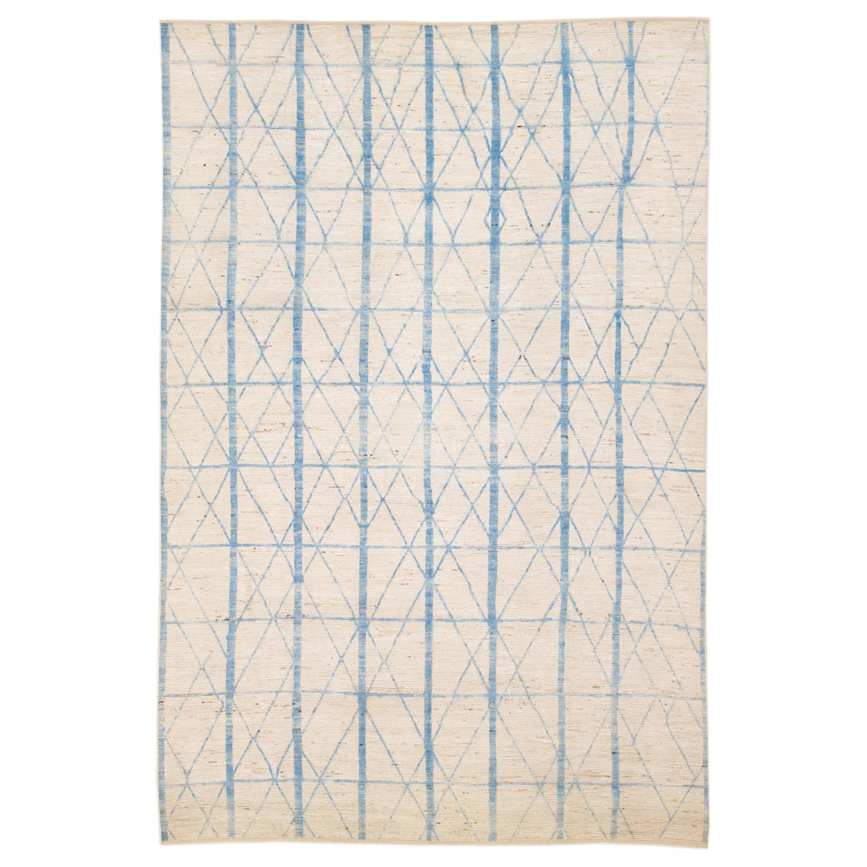 Tapis surdimensionné de style marocain moderne, beige et bleu, fait à la main