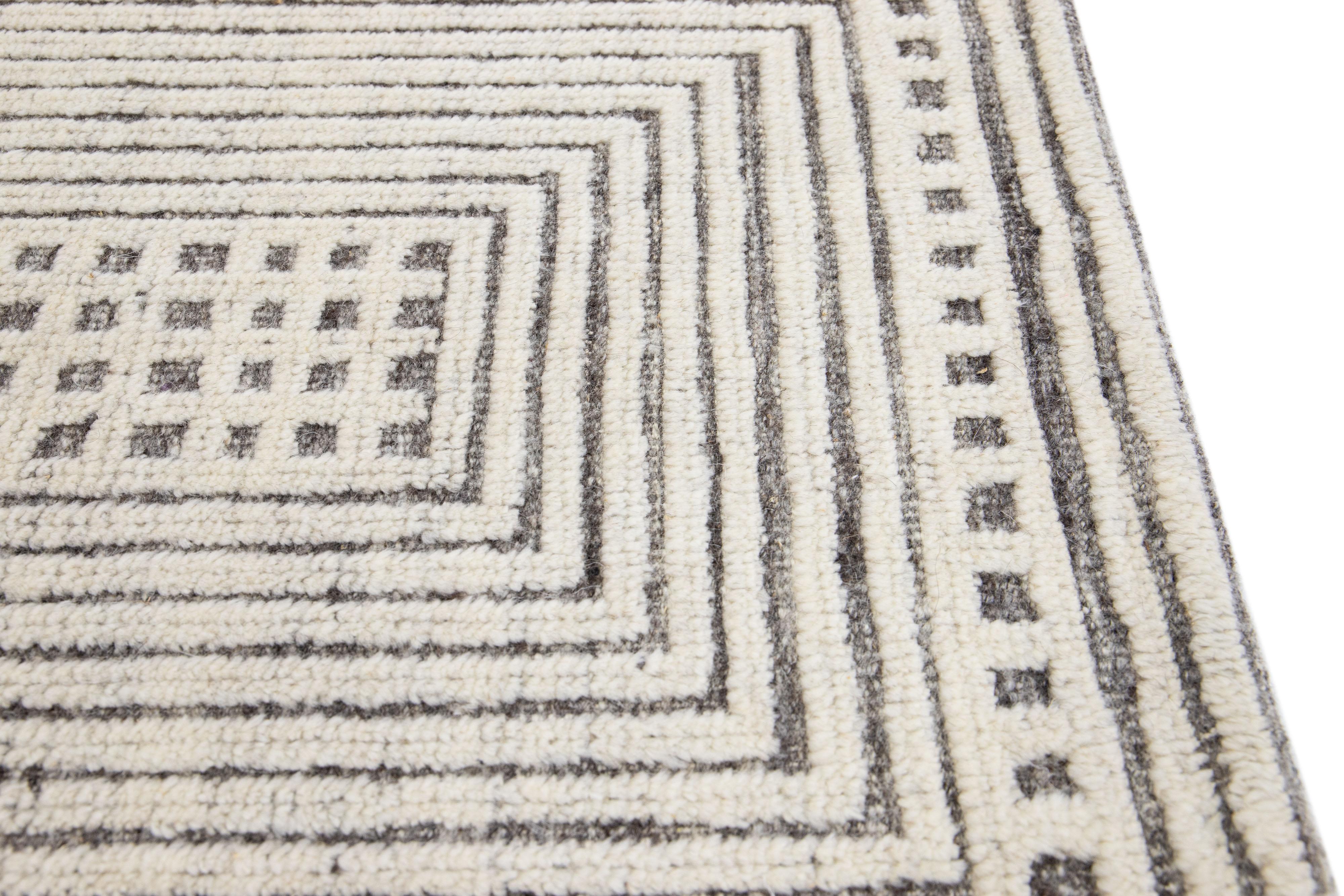 Moderner handgefertigter Wollteppich im marokkanischen Stil in Beige, modern (Indisch) im Angebot