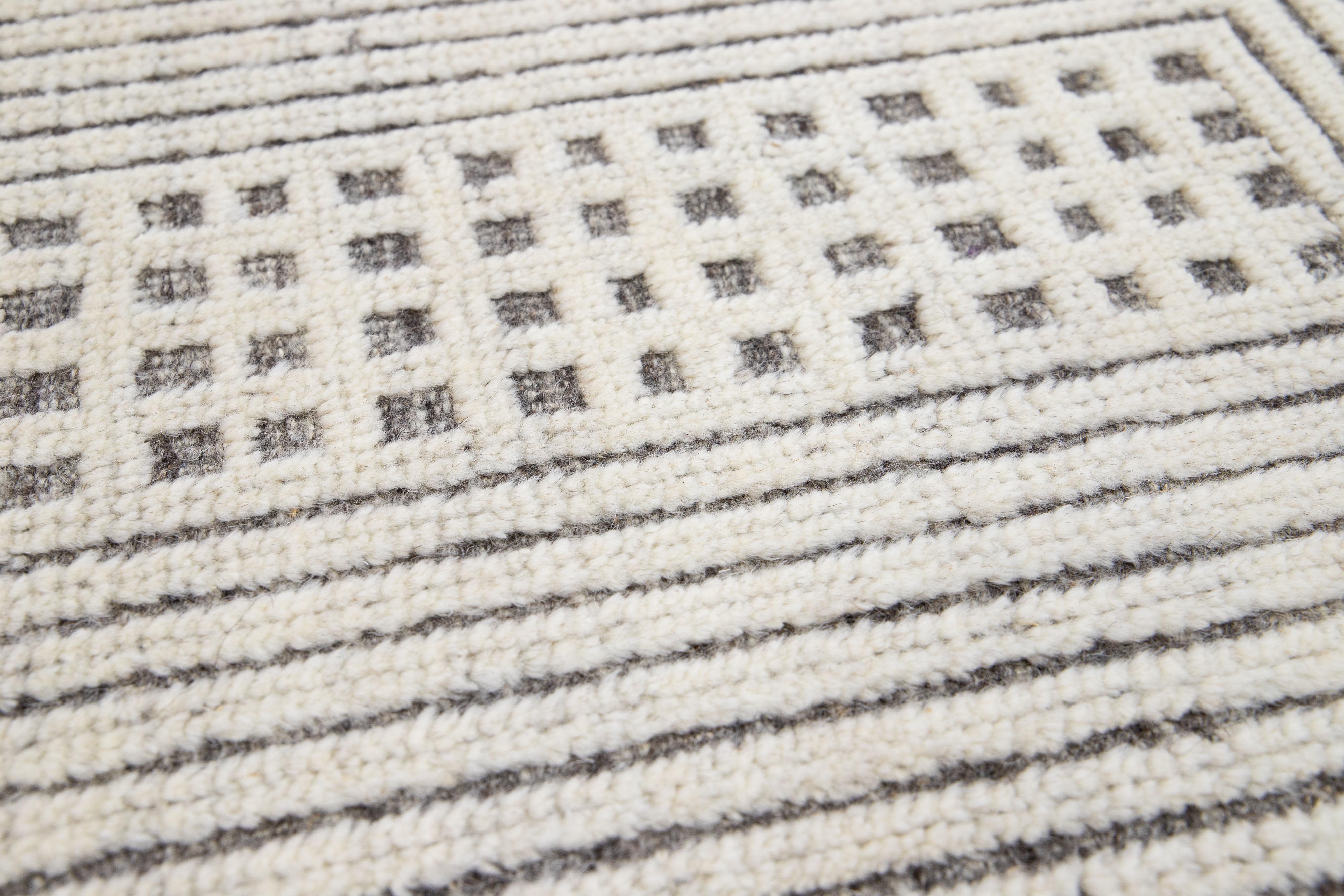 Moderner handgefertigter Wollteppich im marokkanischen Stil in Beige, modern (Handgeknüpft) im Angebot