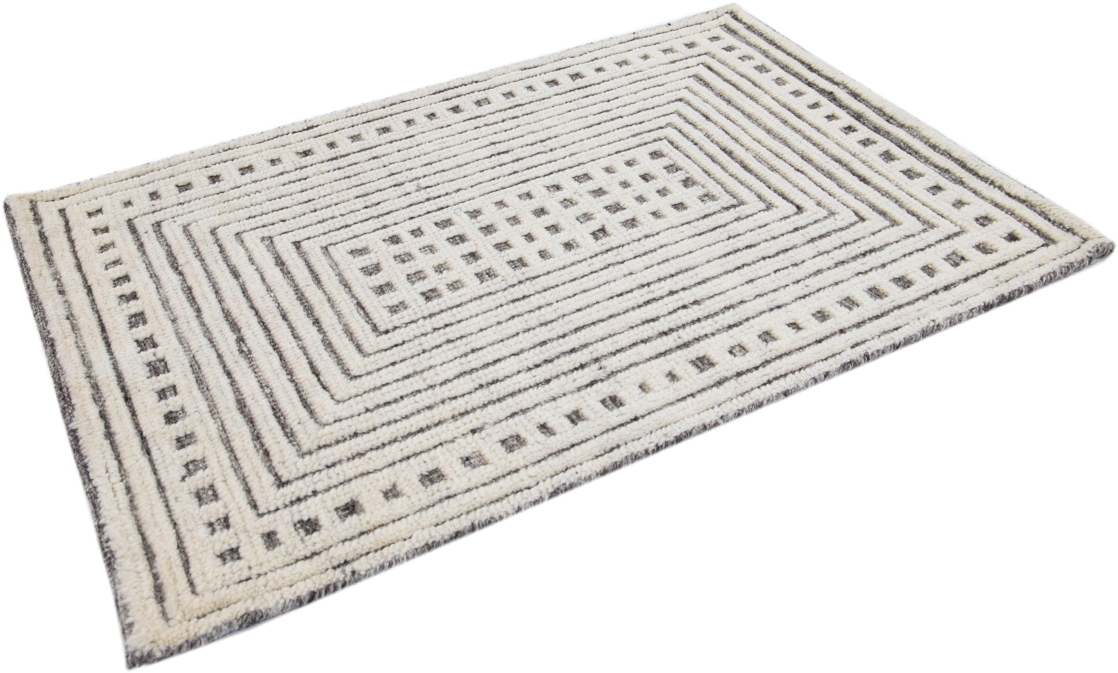 Moderner handgefertigter Wollteppich im marokkanischen Stil in Beige, modern im Zustand „Neu“ im Angebot in Norwalk, CT