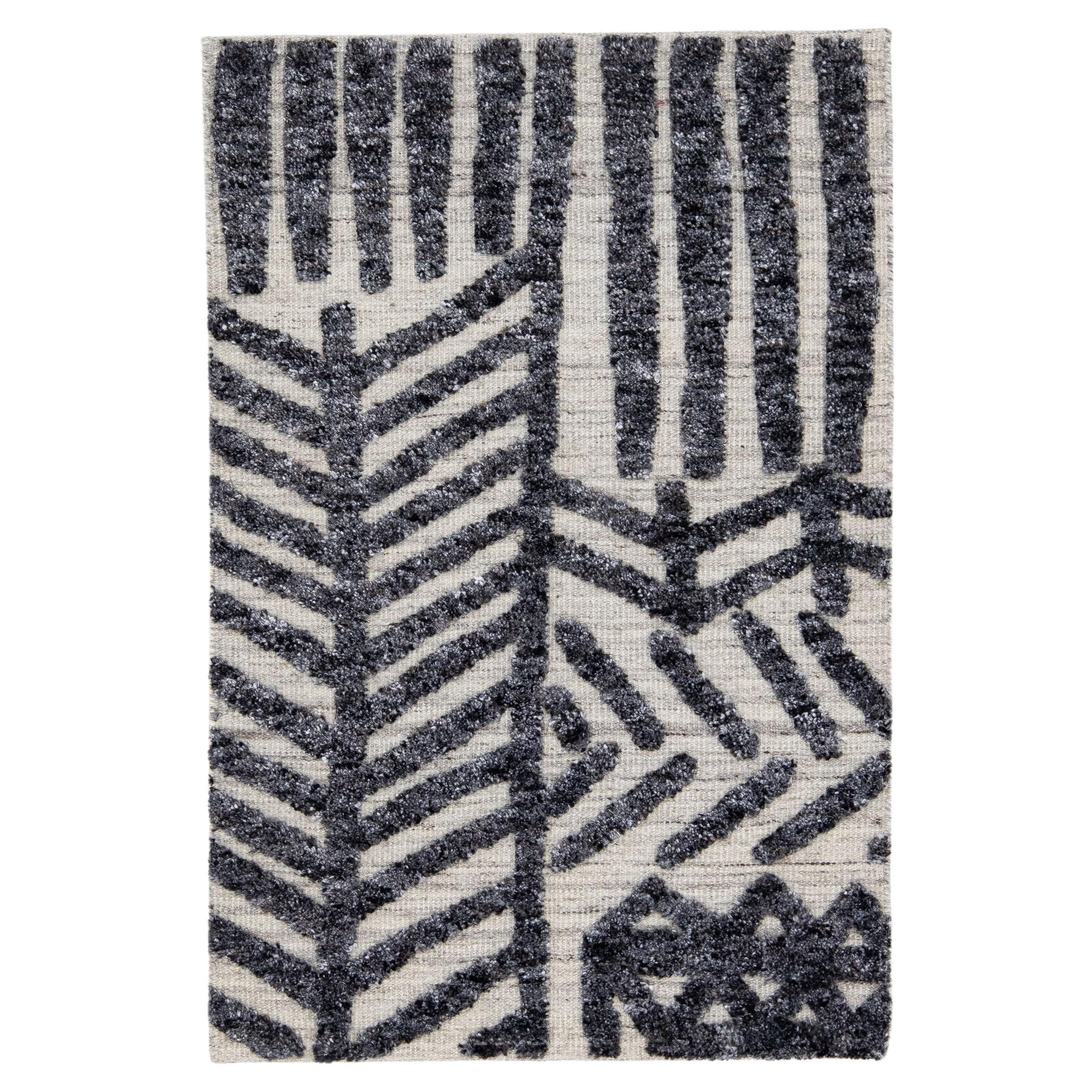 Moderner handgefertigter Wollteppich im marokkanischen Stil in Beige, modern