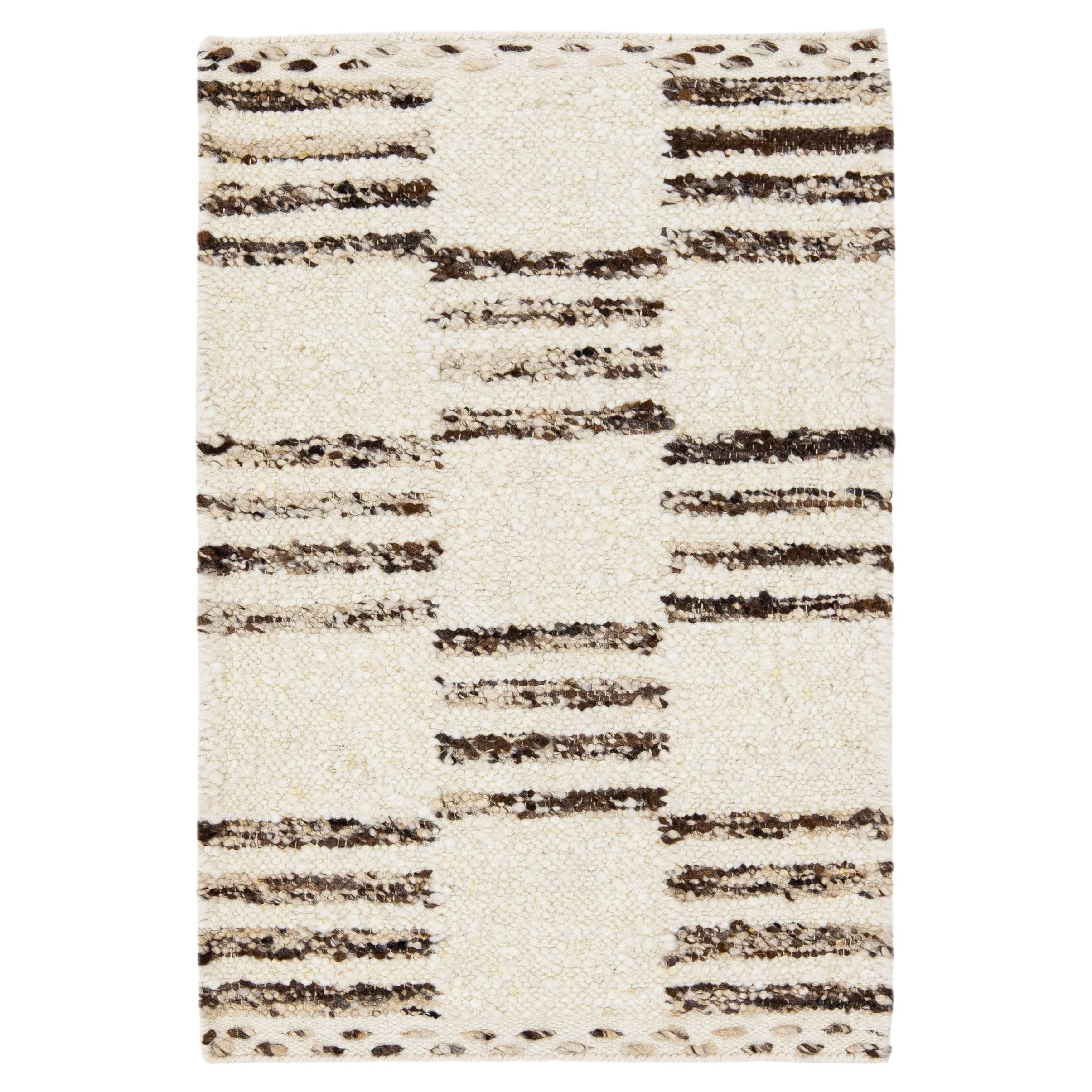 Tappeto in lana personalizzato beige fatto a mano in stile marocchino moderno
