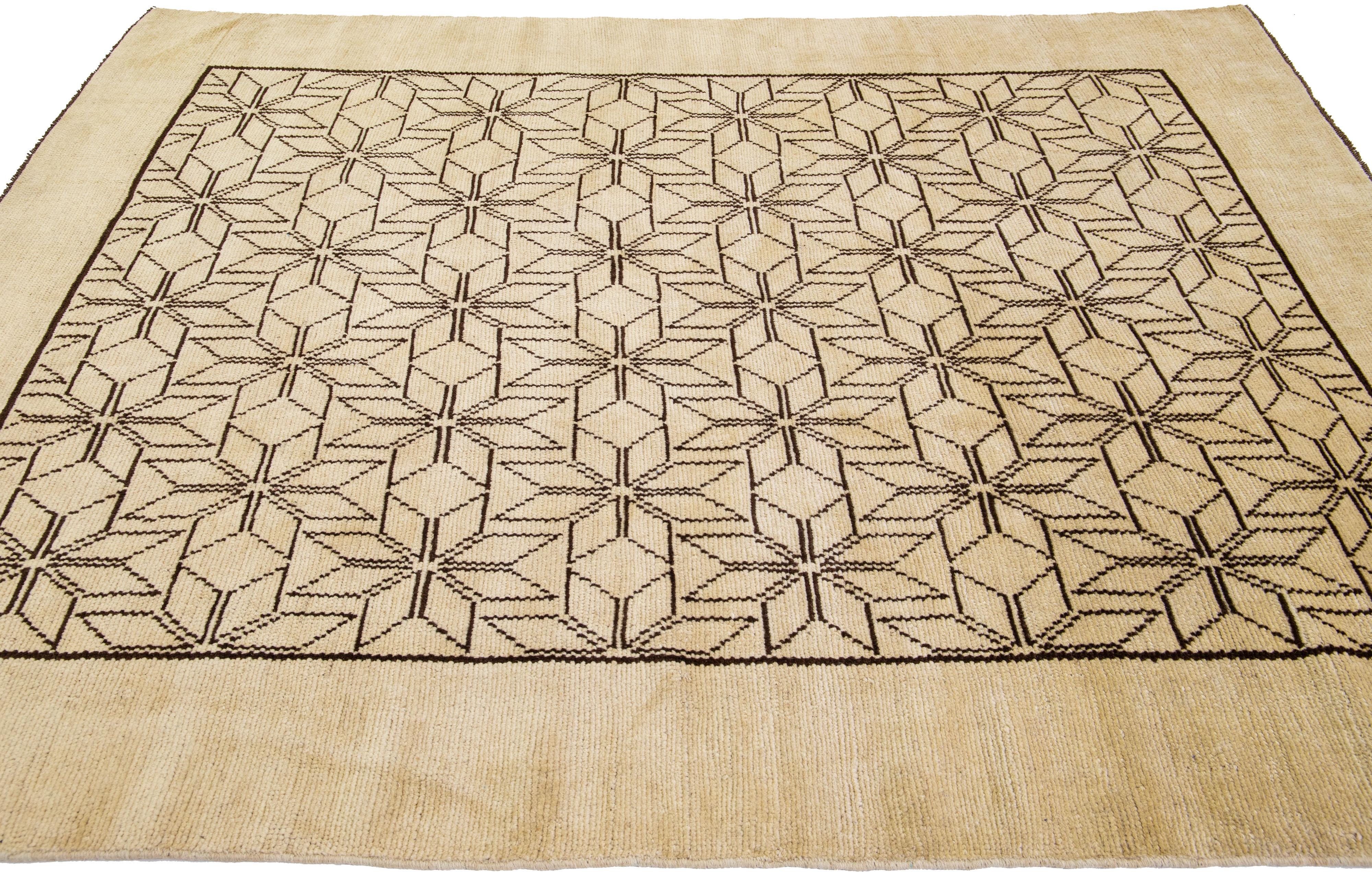 Noué à la main Tapis moderne en laine de style marocain beige à motifs géométriques fait à la main par Apadana en vente