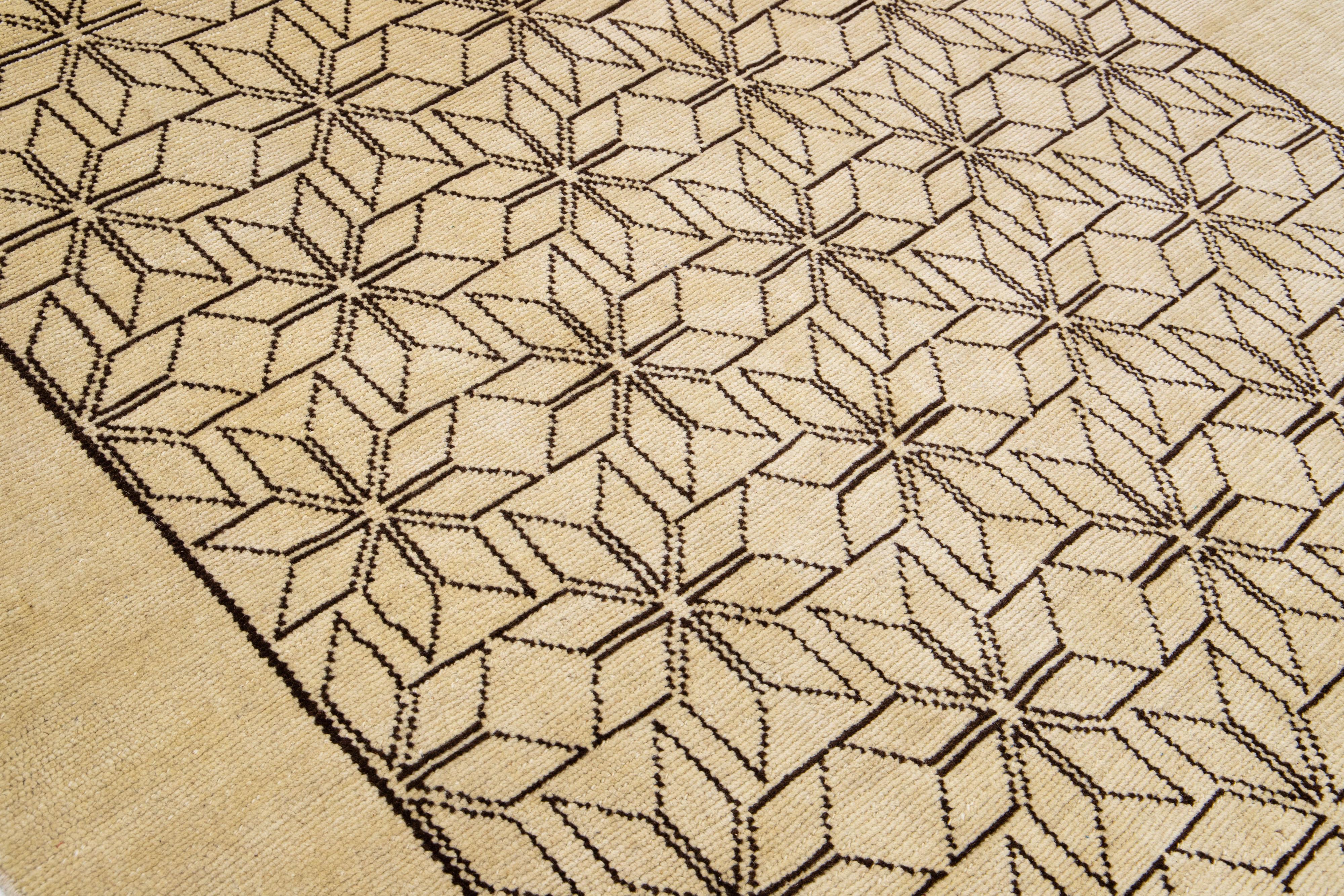Tapis moderne en laine de style marocain beige à motifs géométriques fait à la main par Apadana Neuf - En vente à Norwalk, CT