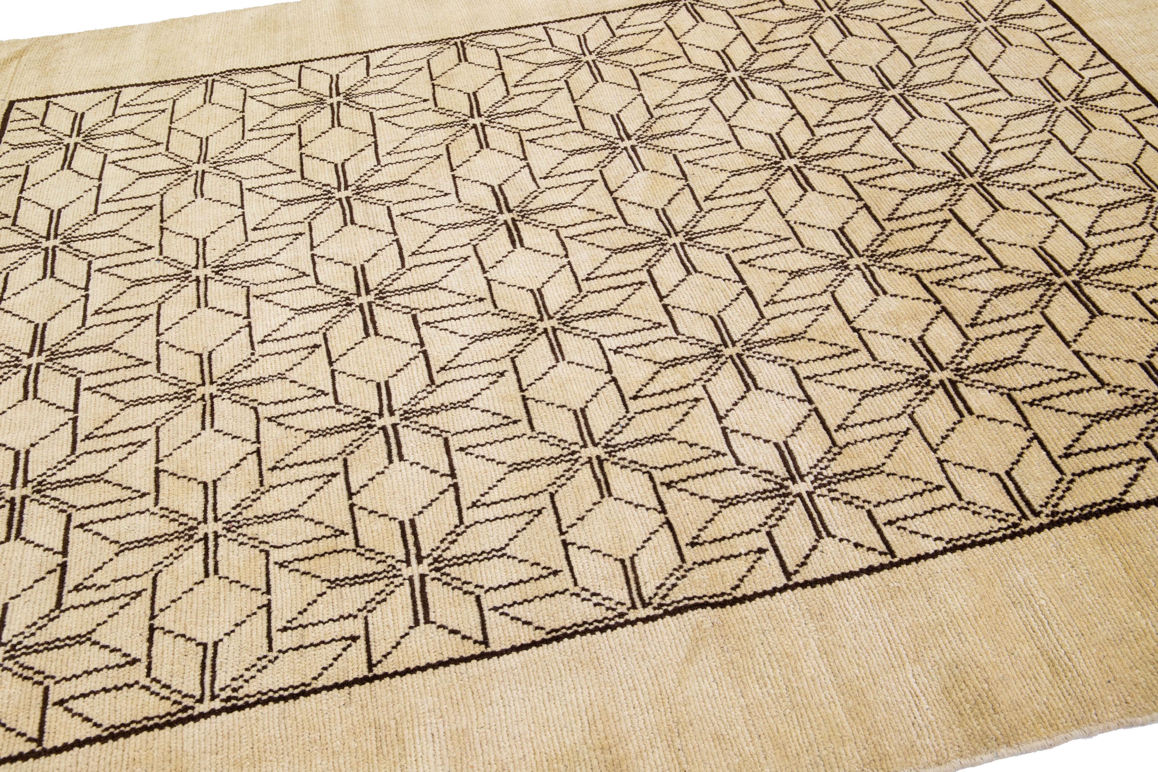 XXIe siècle et contemporain Tapis moderne en laine de style marocain beige à motifs géométriques fait à la main par Apadana en vente