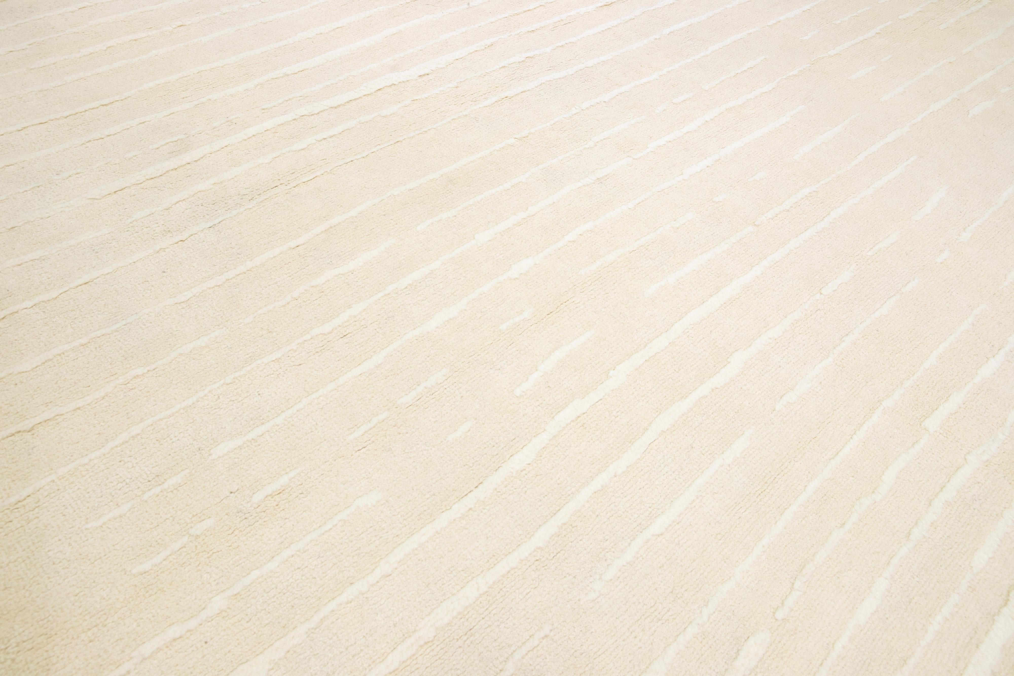 Tapis moderne en laine de style marocain beige à motif rayé fait à la main par Apadana en vente 2