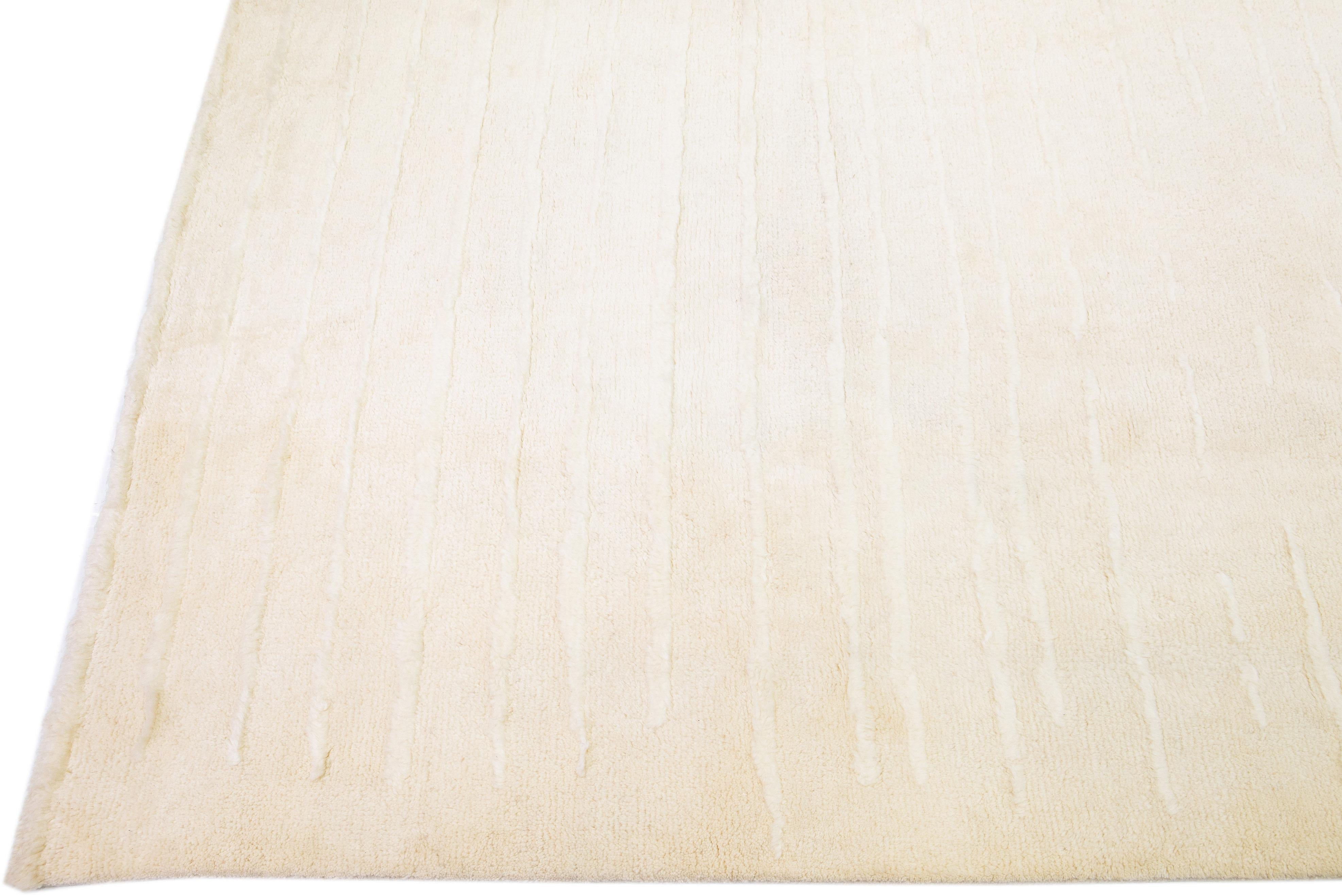 Indien Tapis moderne en laine de style marocain beige à motif rayé fait à la main par Apadana en vente