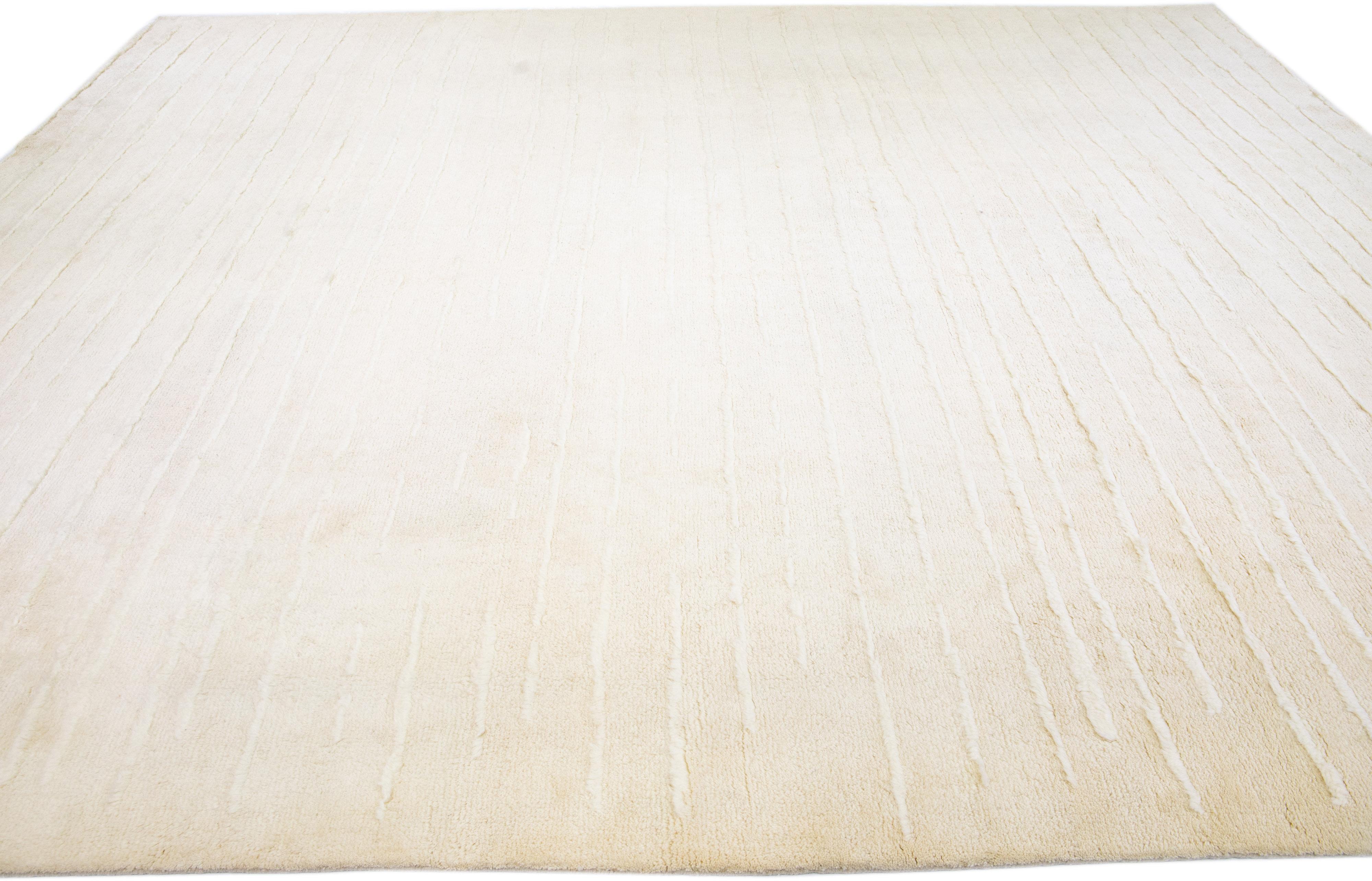 Noué à la main Tapis moderne en laine de style marocain beige à motif rayé fait à la main par Apadana en vente