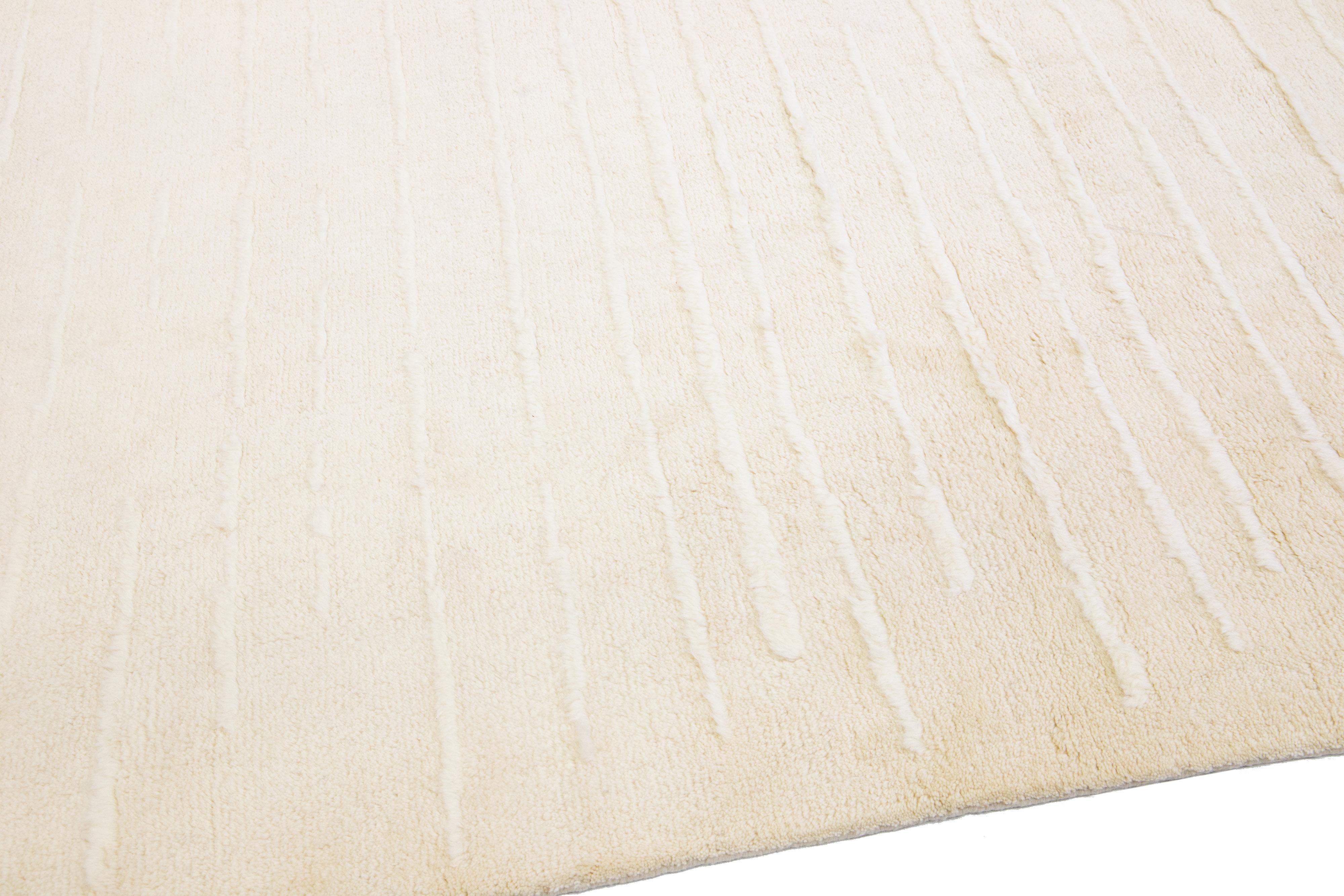 Tapis moderne en laine de style marocain beige à motif rayé fait à la main par Apadana Neuf - En vente à Norwalk, CT