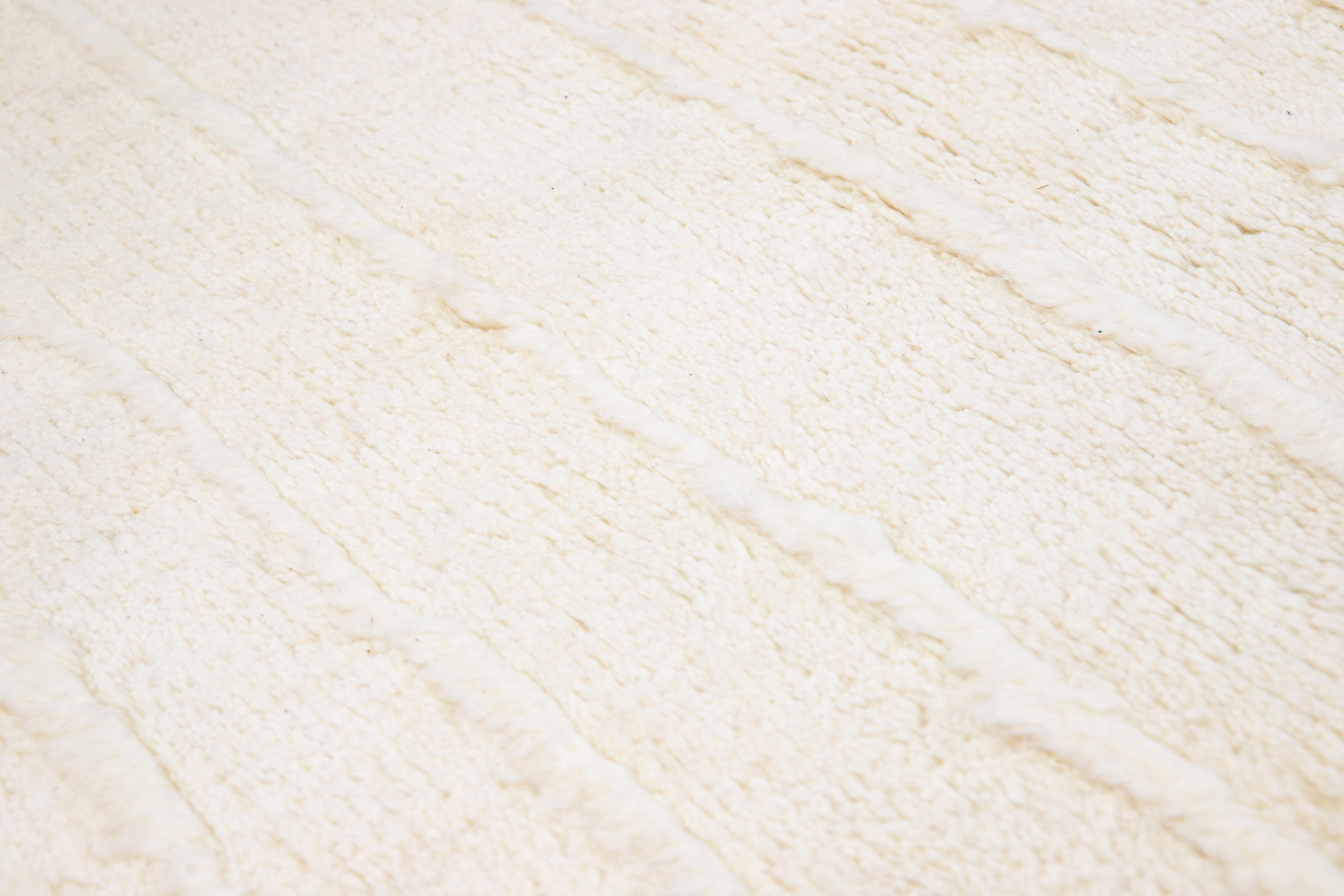 XXIe siècle et contemporain Tapis moderne en laine de style marocain beige à motif rayé fait à la main par Apadana en vente