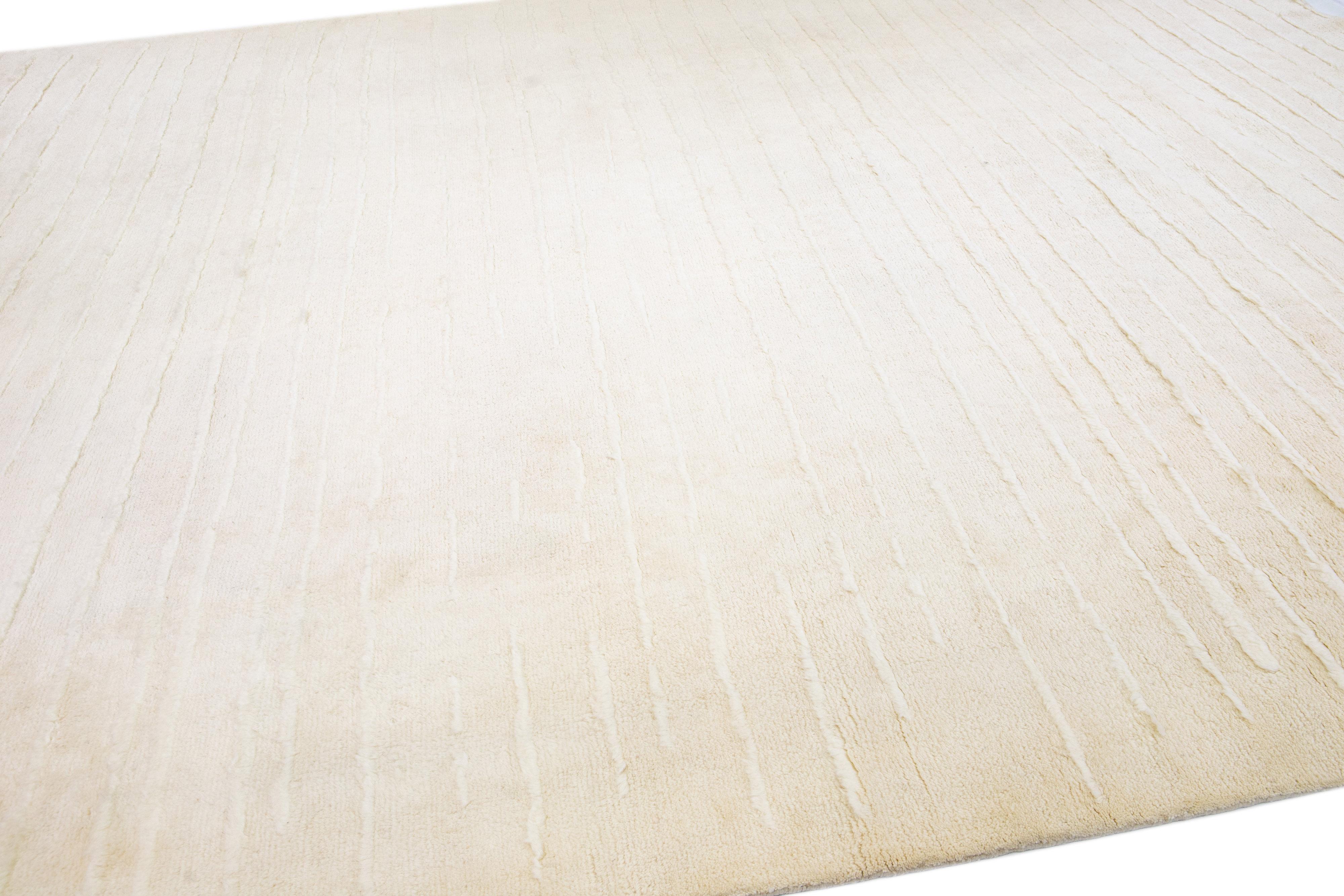 Laine Tapis moderne en laine de style marocain beige à motif rayé fait à la main par Apadana en vente