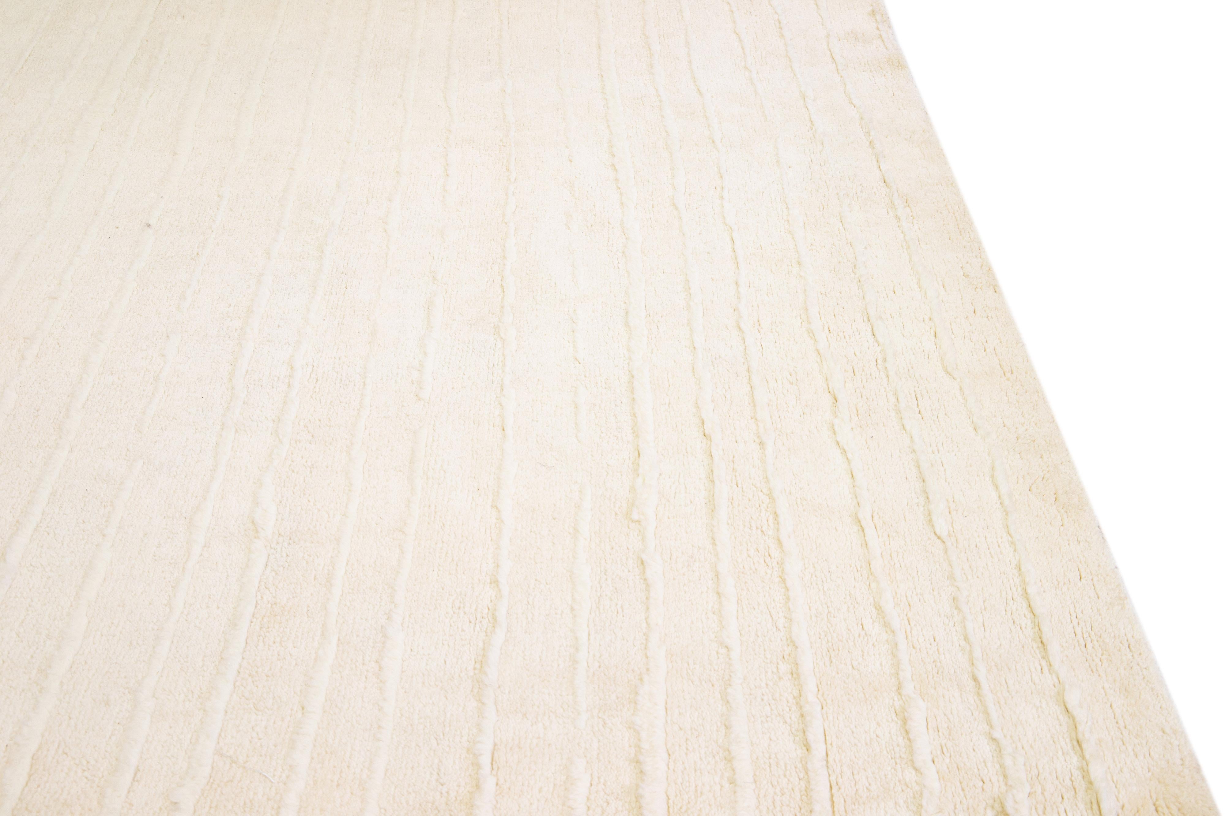 Tapis moderne en laine de style marocain beige à motif rayé fait à la main par Apadana en vente 1