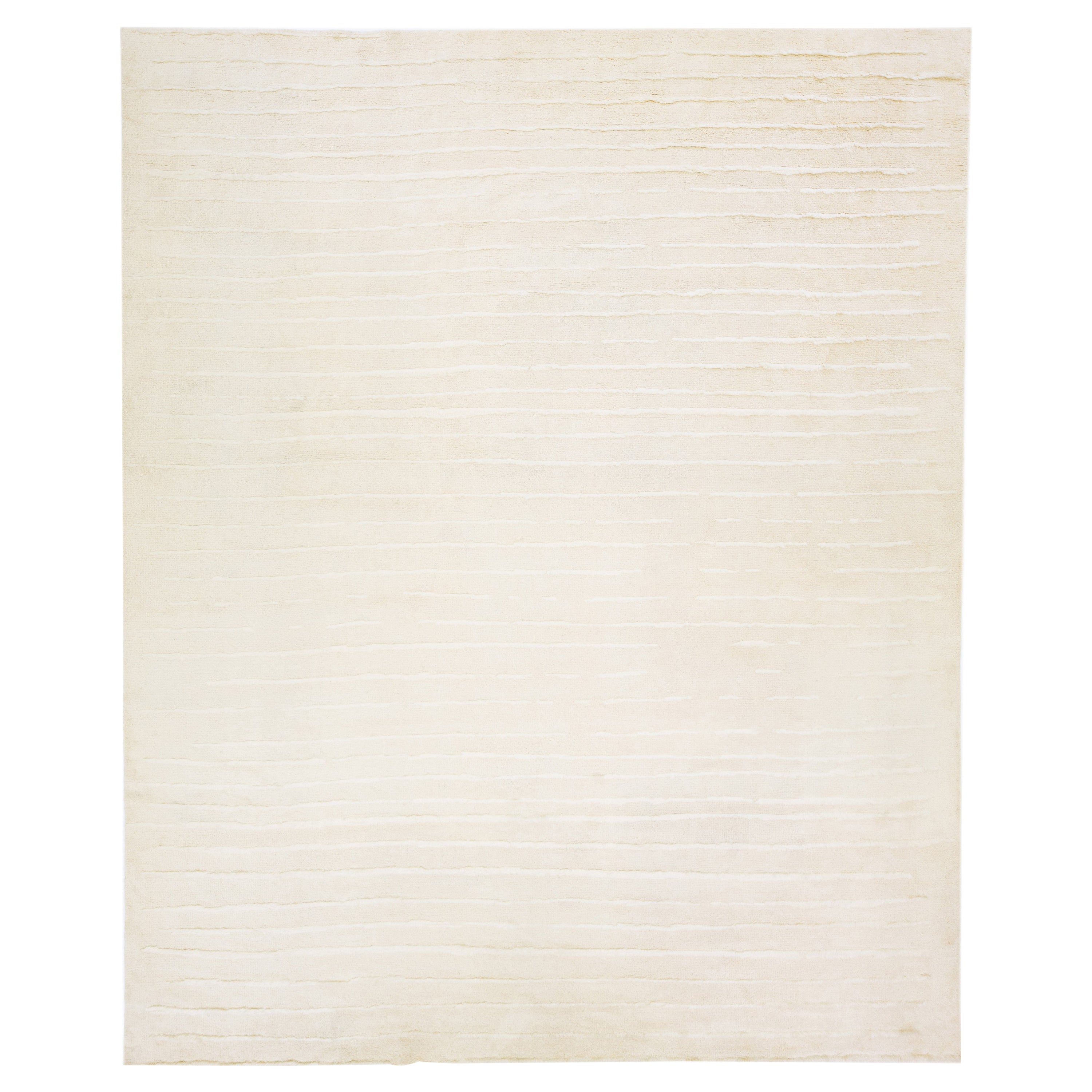 Tappeto in lana con motivo a strisce in stile marocchino moderno, beige, fatto a mano, di Apadana