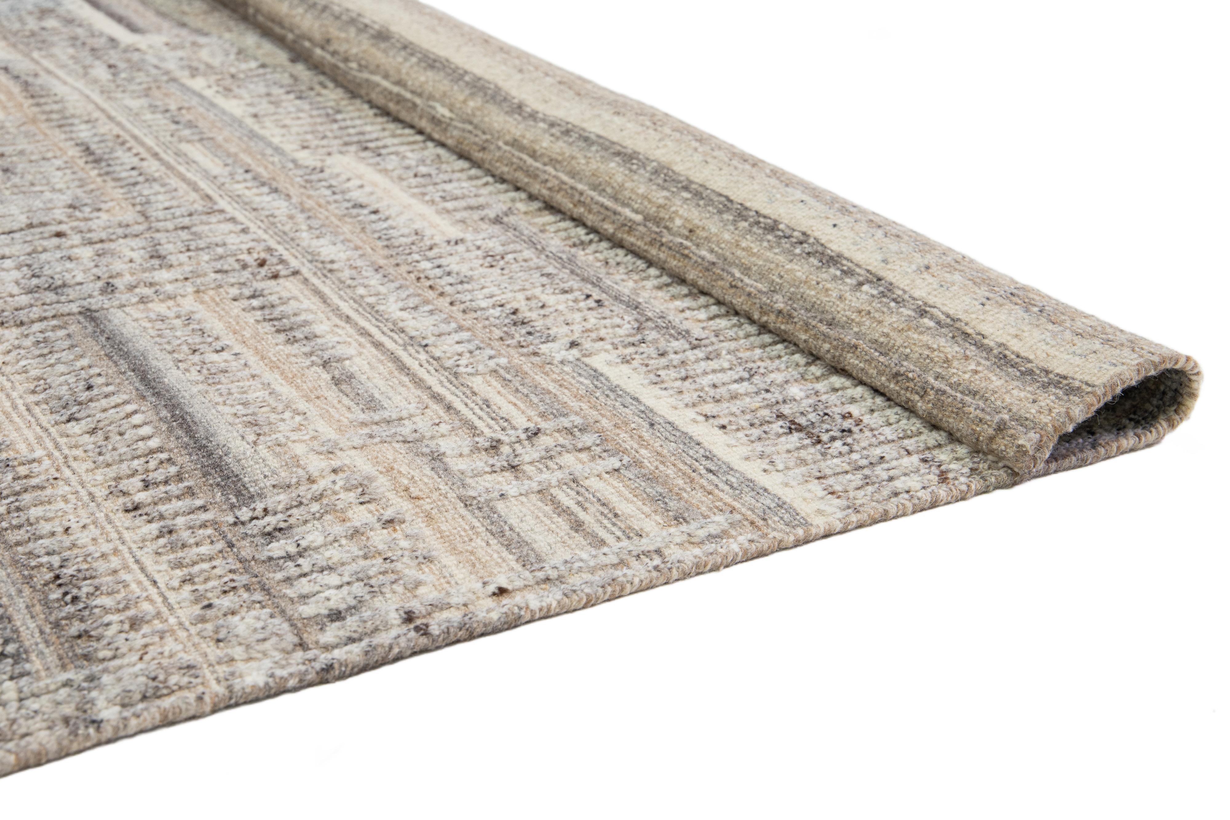 Indiano Tappeto moderno in lana beige in stile marocchino  Caratterizzato da un design geometrico di Apadana in vendita