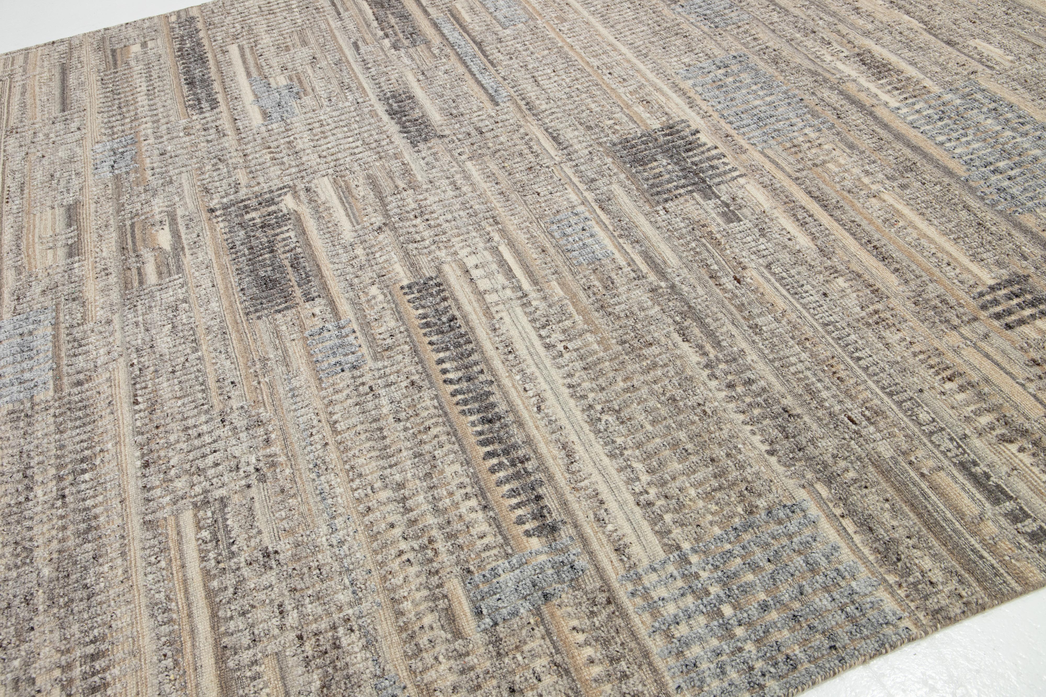 Annodato a mano Tappeto moderno in lana beige in stile marocchino  Caratterizzato da un design geometrico di Apadana in vendita