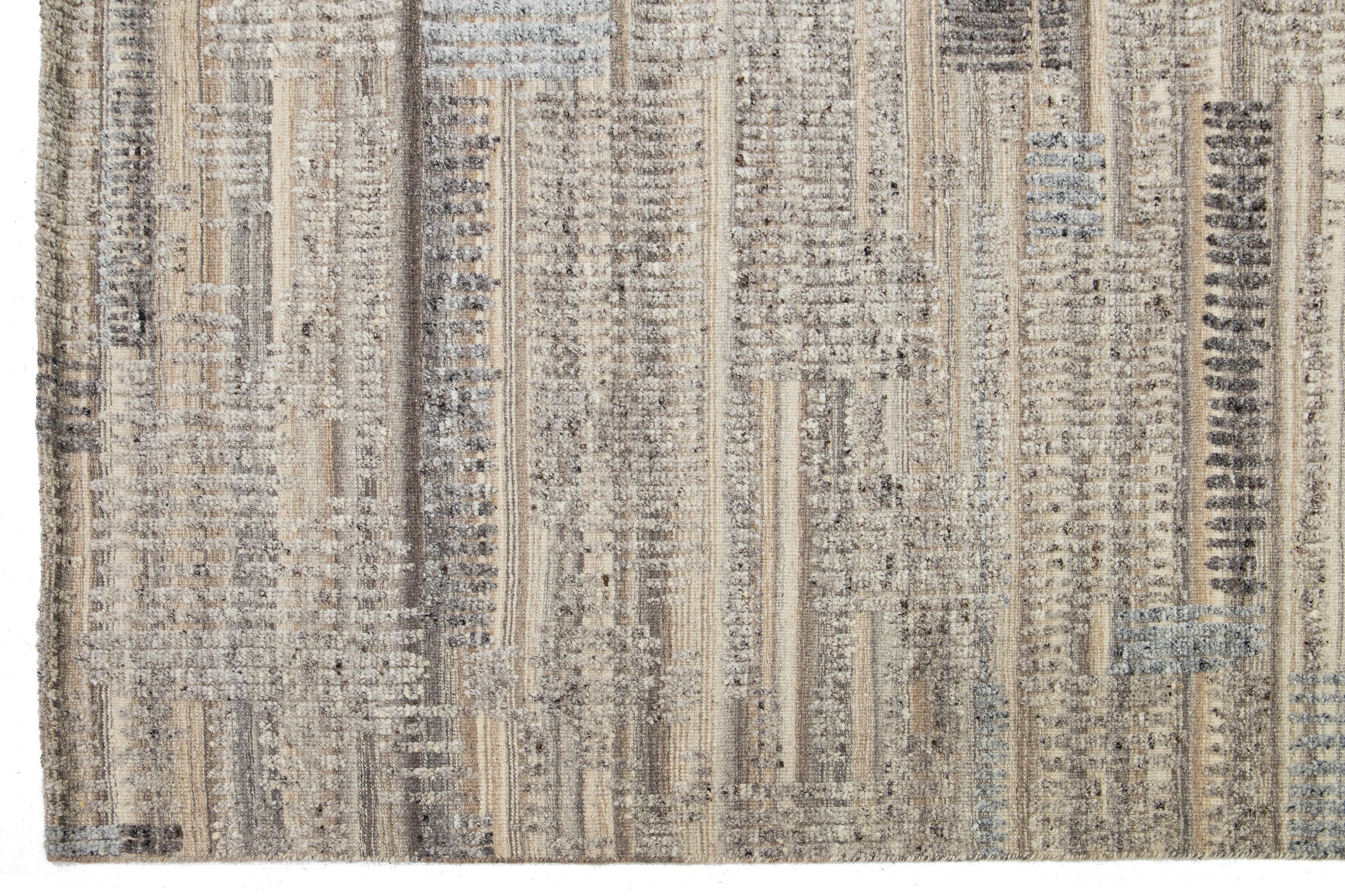 XXI secolo e contemporaneo Tappeto moderno in lana beige in stile marocchino  Caratterizzato da un design geometrico di Apadana in vendita