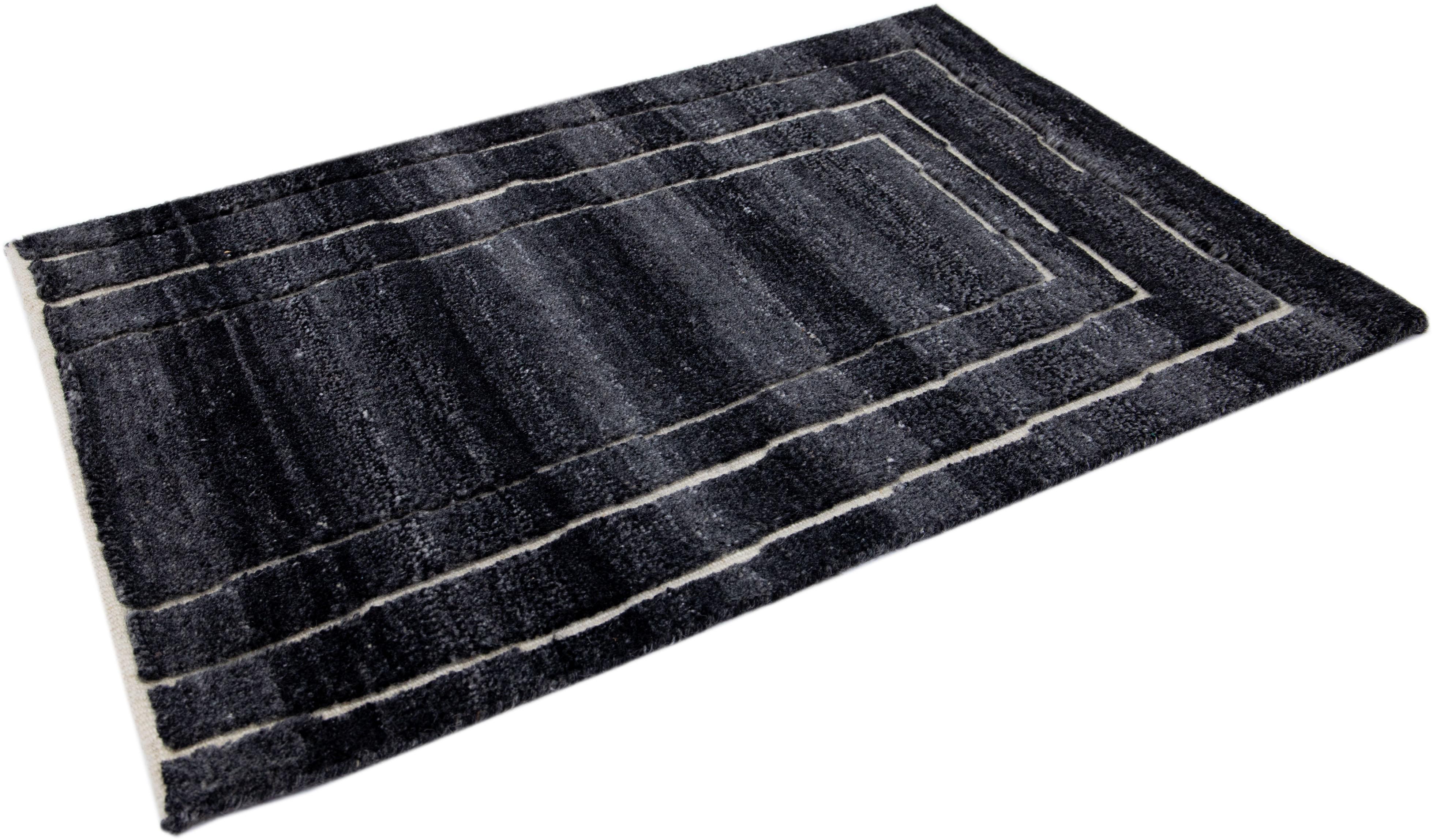 Annodato a mano Tappeto in lana personalizzato nero fatto a mano in stile marocchino moderno in vendita