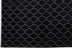 Moderner schwarzer Wollteppich im marokkanischen Stil mit geometrischem Motiv