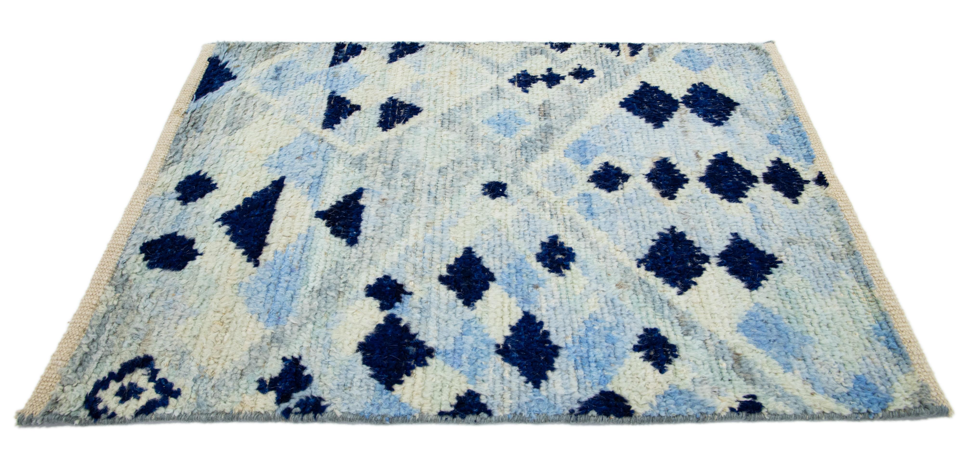 Moderner Wollteppich im marokkanischen Stil von Apadana. Kundenspezifische Größen und Farben auf Bestellung. 

MATERIAL: Wolle 
Techniken: Handgeknüpft
Stil: Berber marokkanisch
Vorlaufzeit: Ca. 15-16 Wochen verfügbar 
Farben: Wie abgebildet, andere