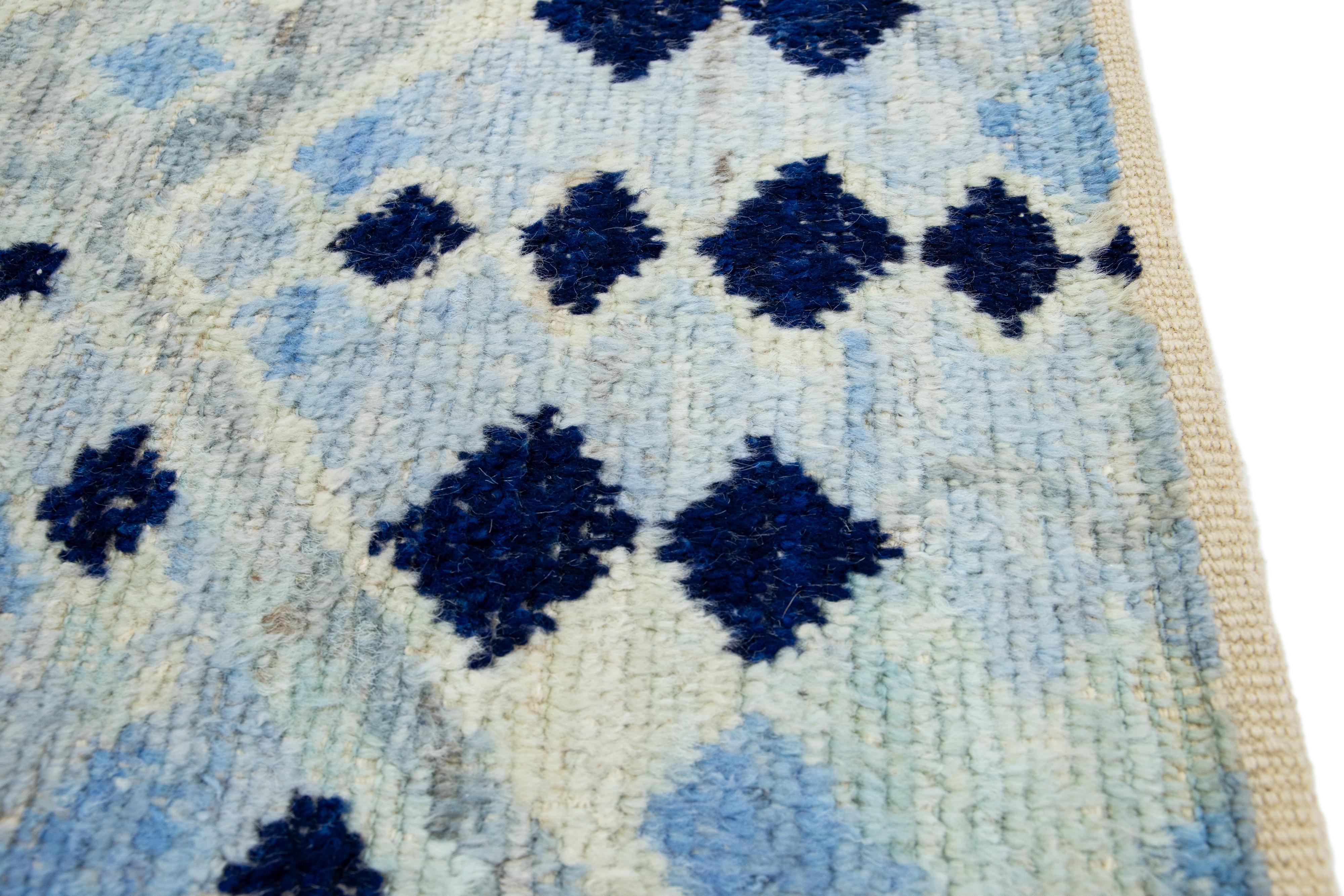 Moderner blauer handgefertigter blauer Wollteppich im marokkanischen Stil (Türkisch) im Angebot
