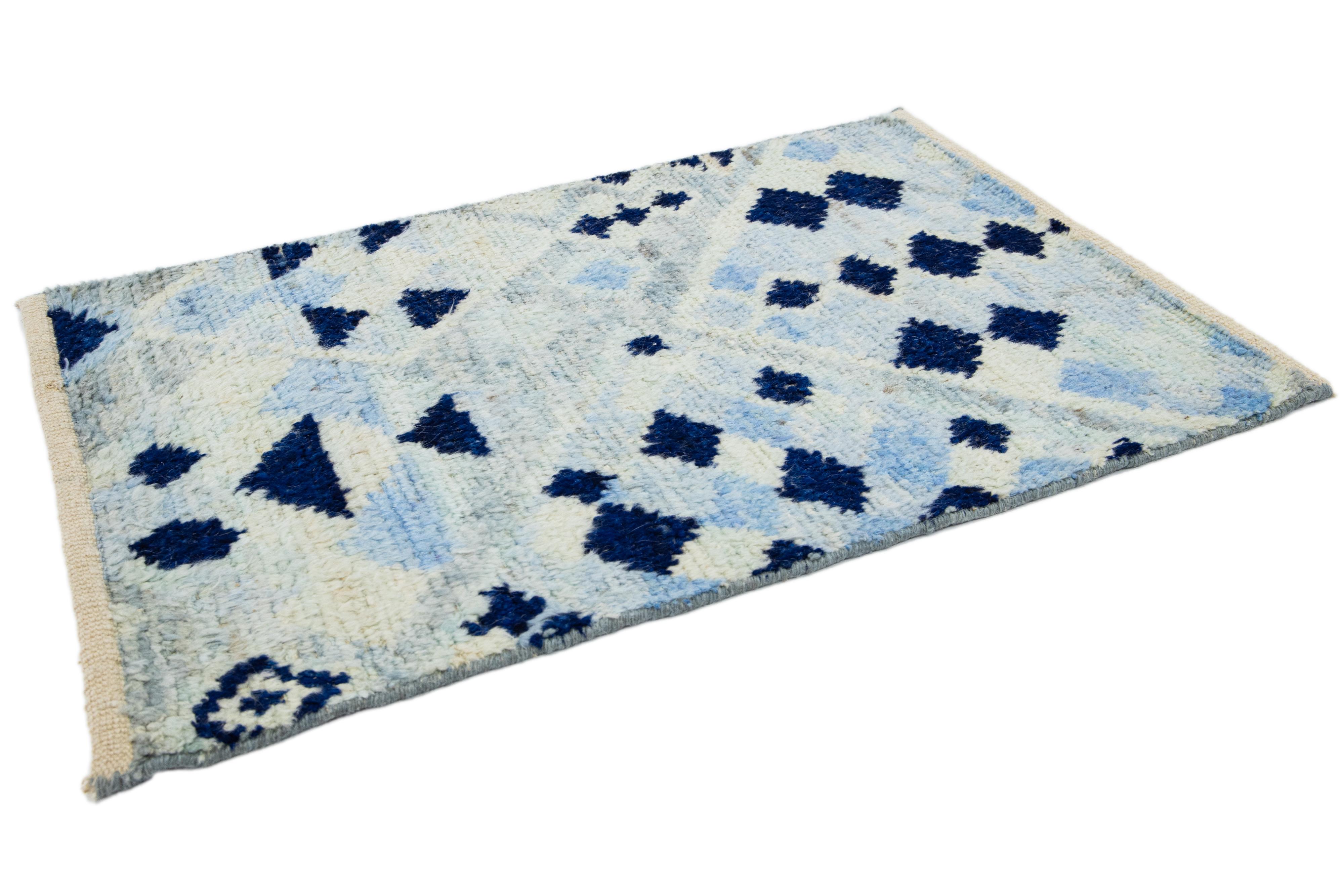 Moderner blauer handgefertigter blauer Wollteppich im marokkanischen Stil (Handgeknüpft) im Angebot