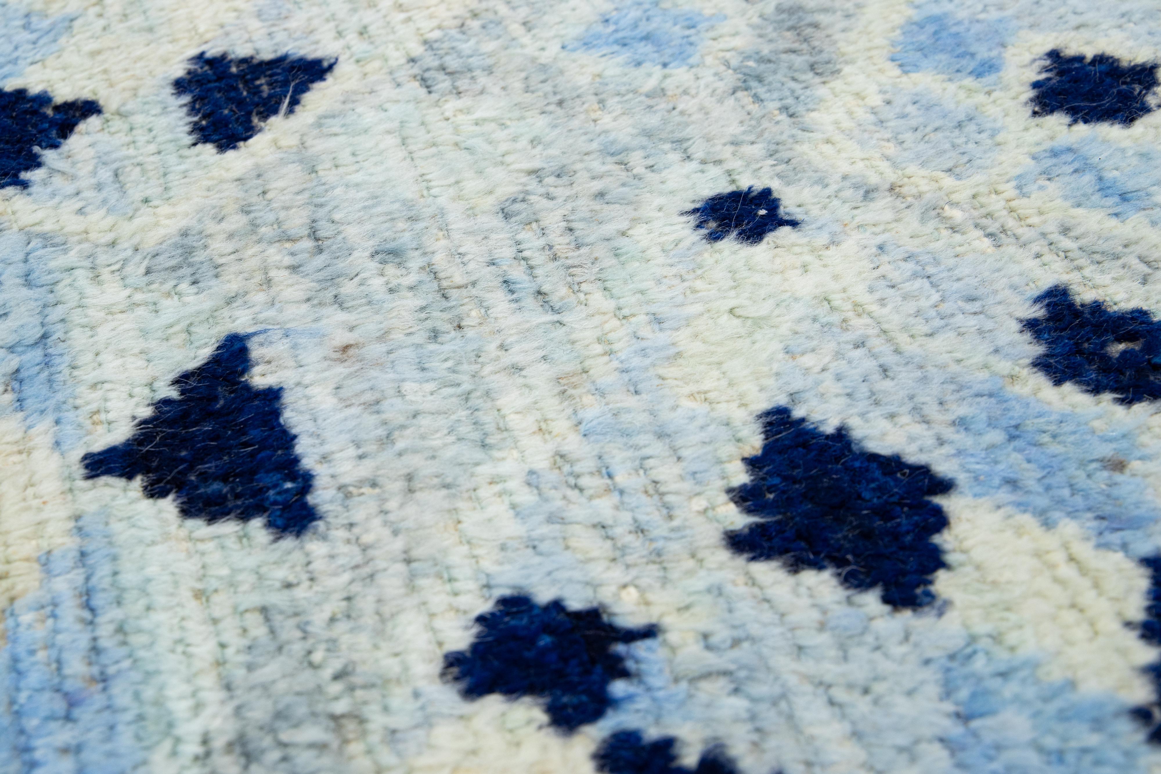 Moderner blauer handgefertigter blauer Wollteppich im marokkanischen Stil im Zustand „Neu“ im Angebot in Norwalk, CT