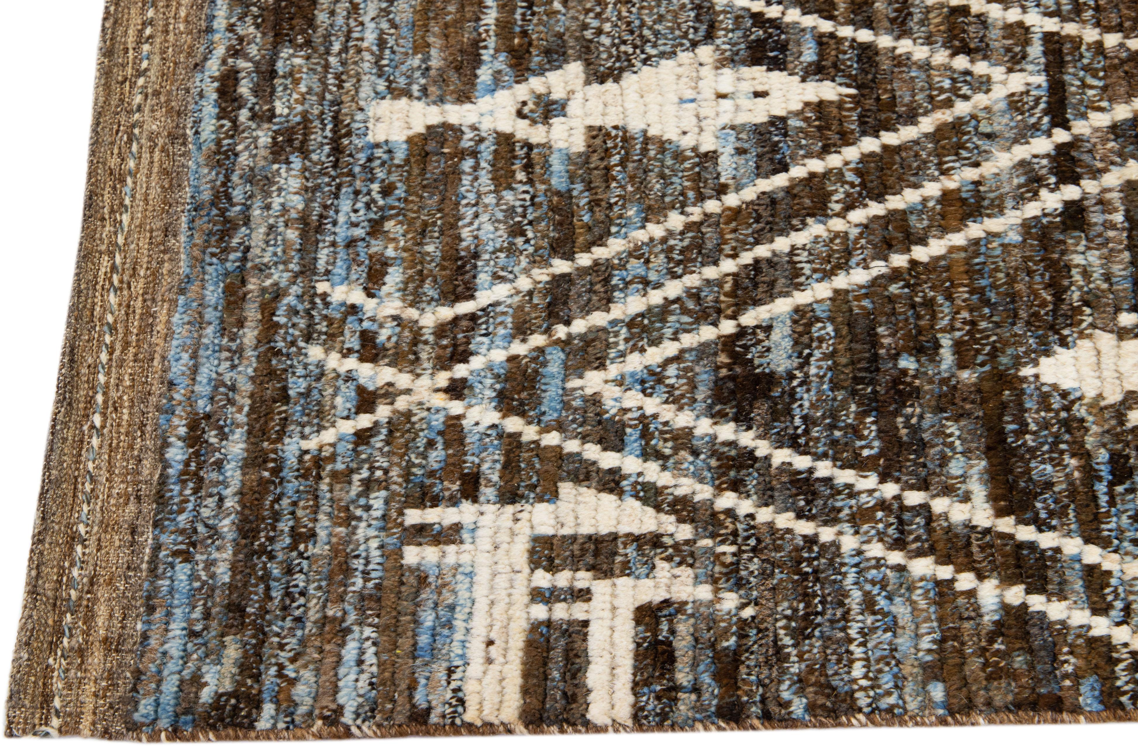 Pakistanais Tapis de couloir en laine de style marocain moderne marron et bleu à motifs tribaux faits à la main en vente