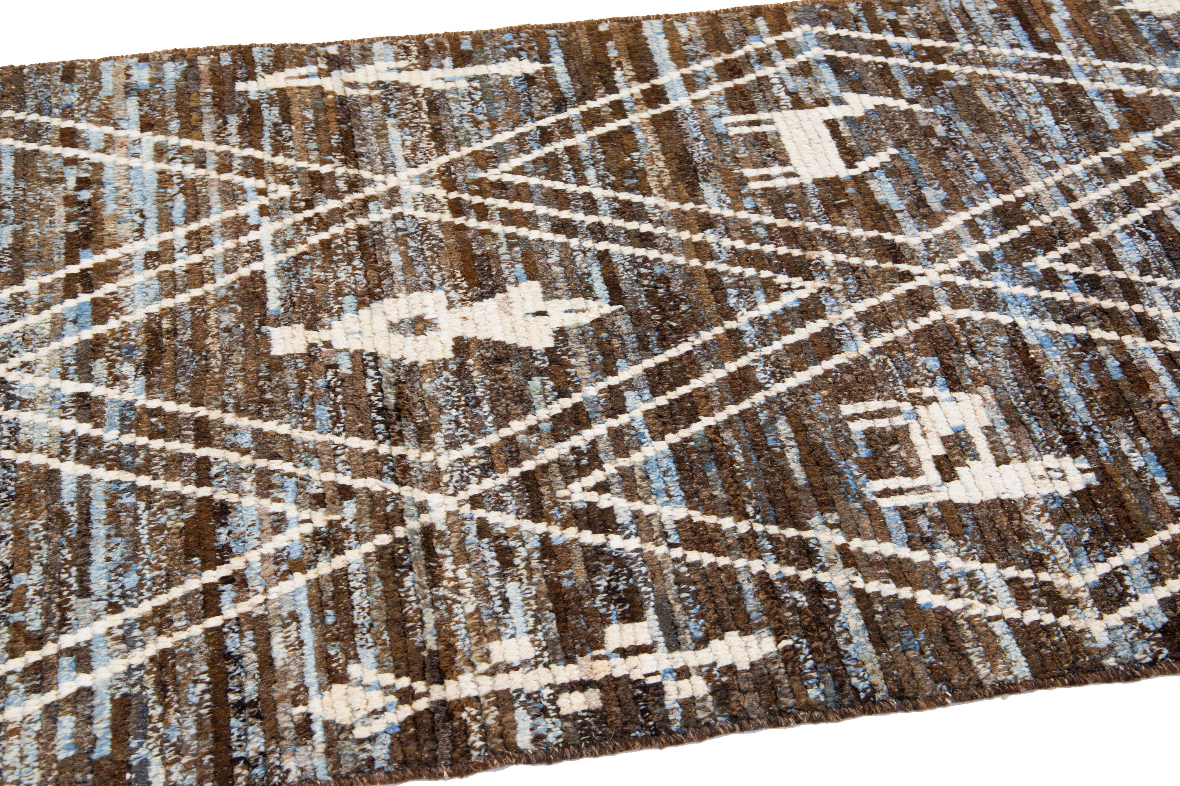 Noué à la main Tapis de couloir en laine de style marocain moderne marron et bleu à motifs tribaux faits à la main en vente