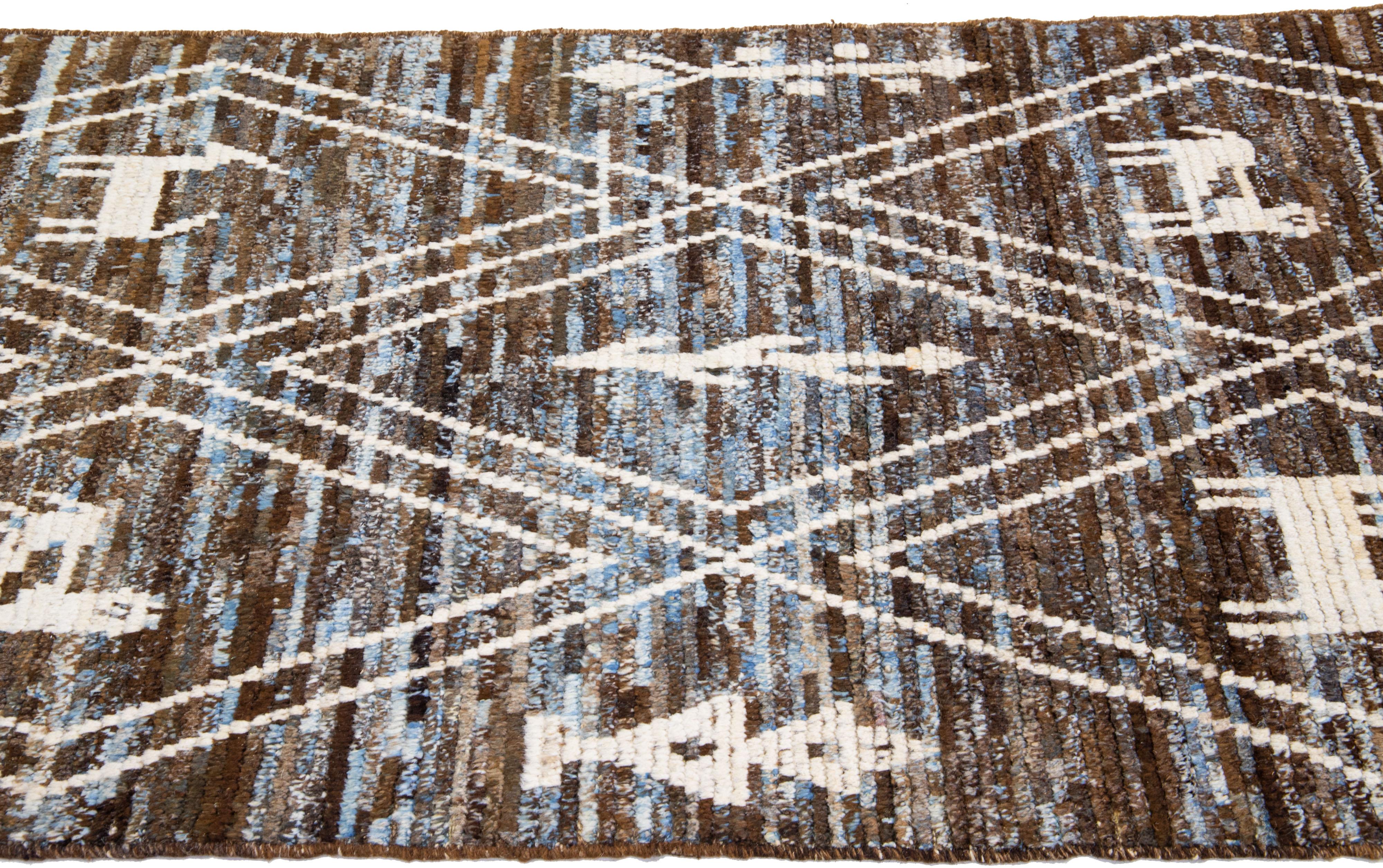 Tapis de couloir en laine de style marocain moderne marron et bleu à motifs tribaux faits à la main Neuf - En vente à Norwalk, CT