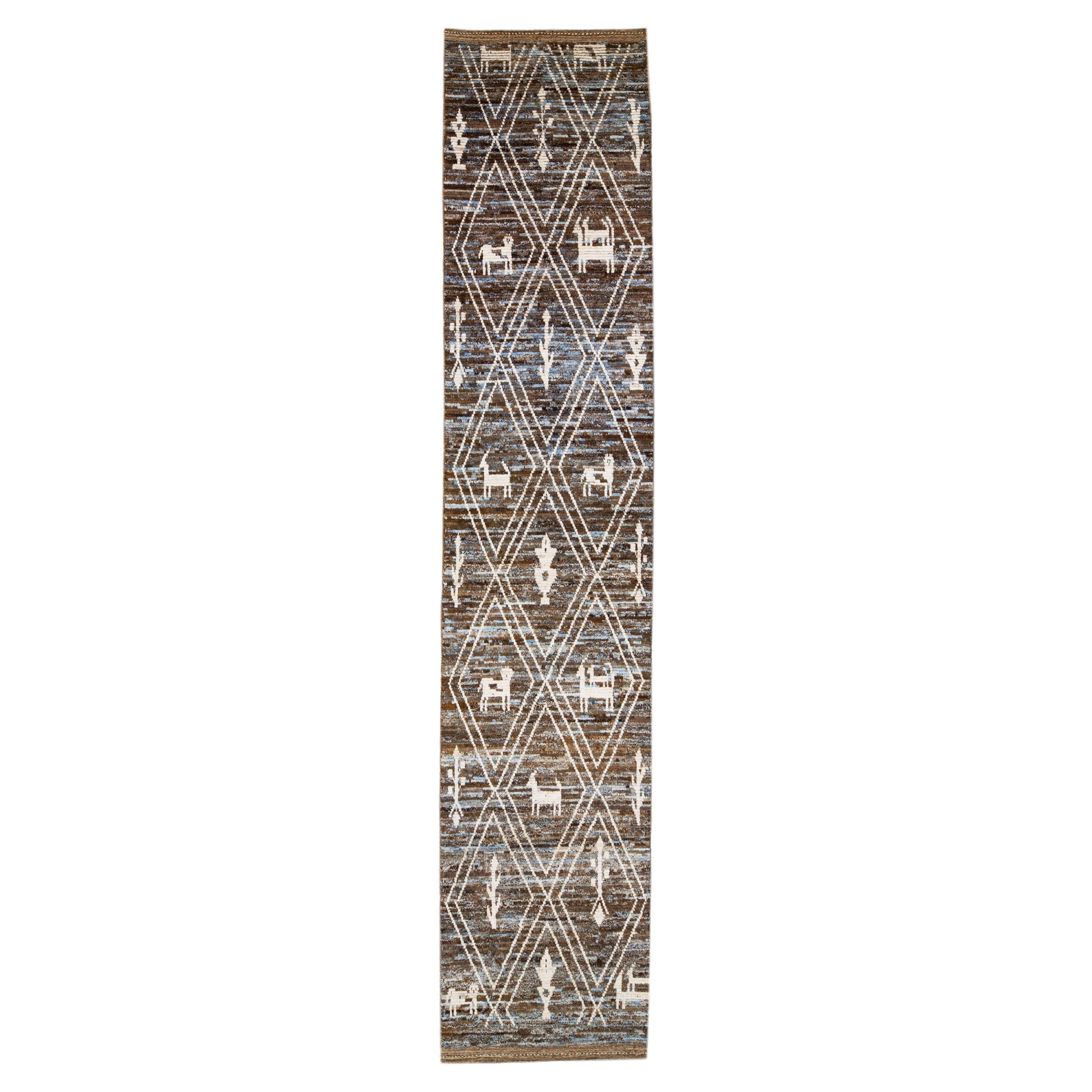 Tapis de couloir en laine de style marocain moderne marron et bleu à motifs tribaux faits à la main