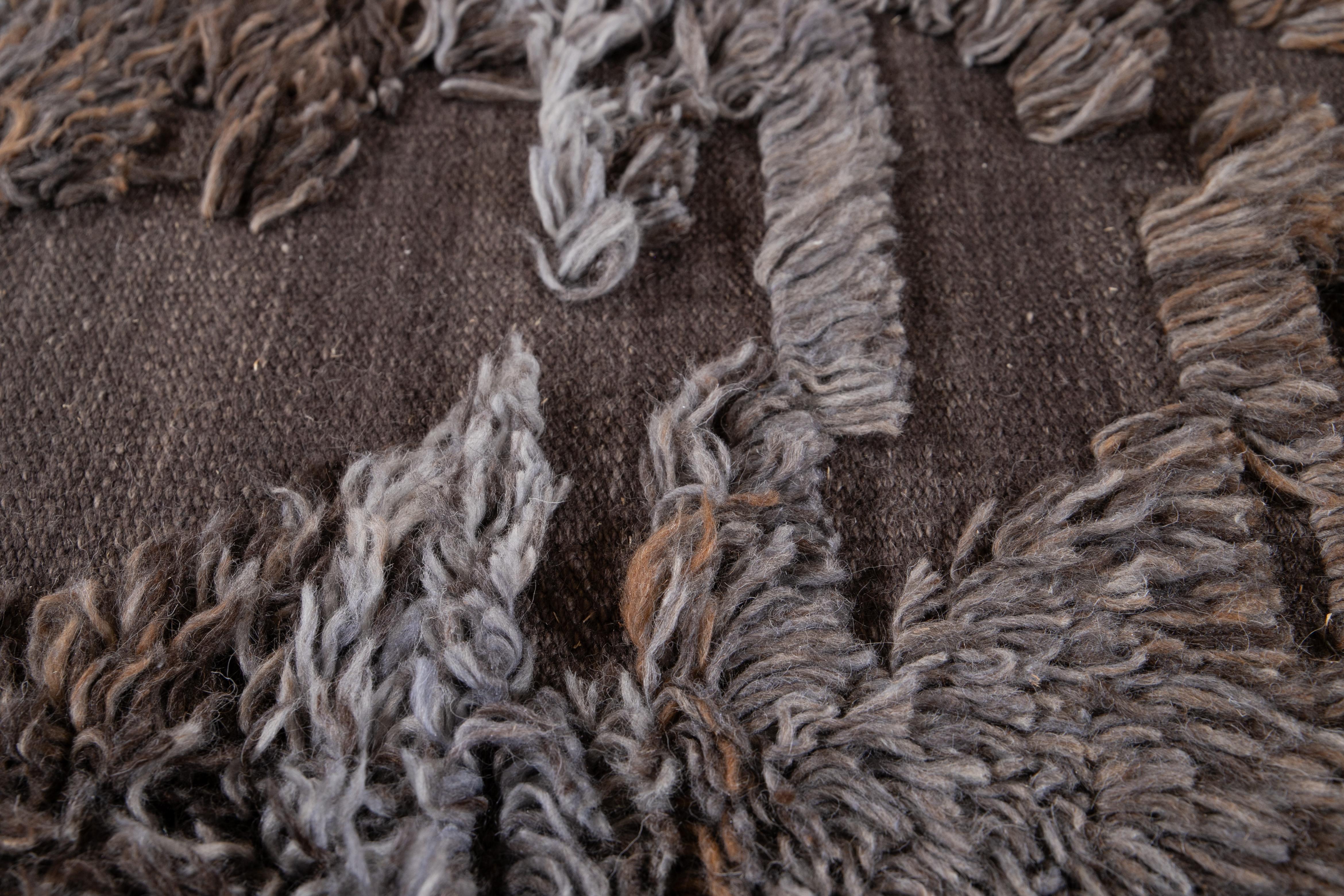 Moderner moderner brauner handgefertigter Wollteppich im marokkanischen Stil (Handgeknüpft) im Angebot