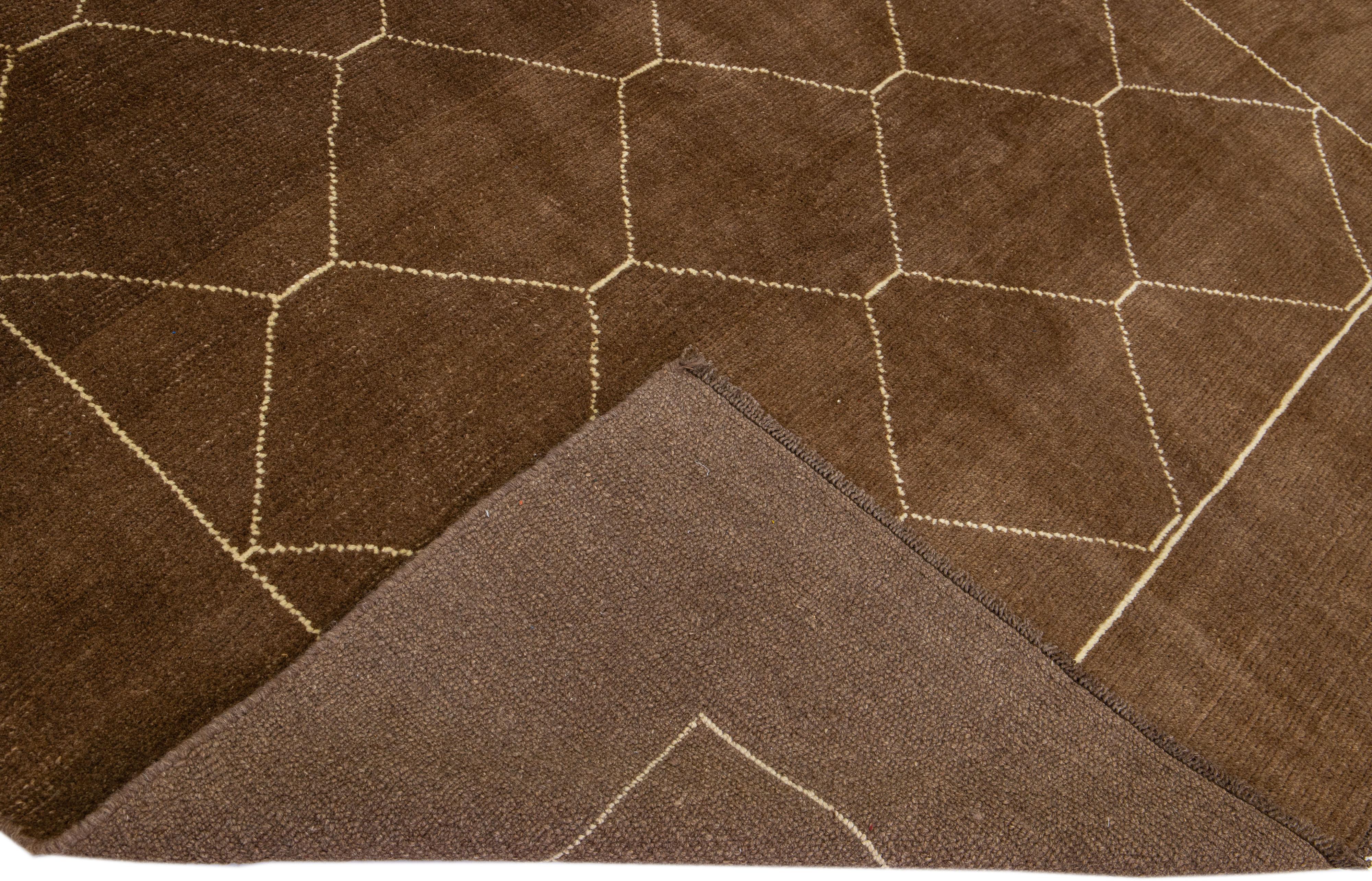 Dieser wunderschöne, handgefertigte Wollteppich im marokkanischen Stil ist Teil unserer Northwest-Kollektion und zeichnet sich durch ein braunes Farbfeld und beigefarbene Akzente in einem herrlichen geometrischen Muster aus.

Dieser Teppich misst: