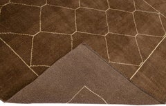 Moderner brauner handgefertigter Wollteppich im marokkanischen Stil mit geometrischem Muster von Apadana