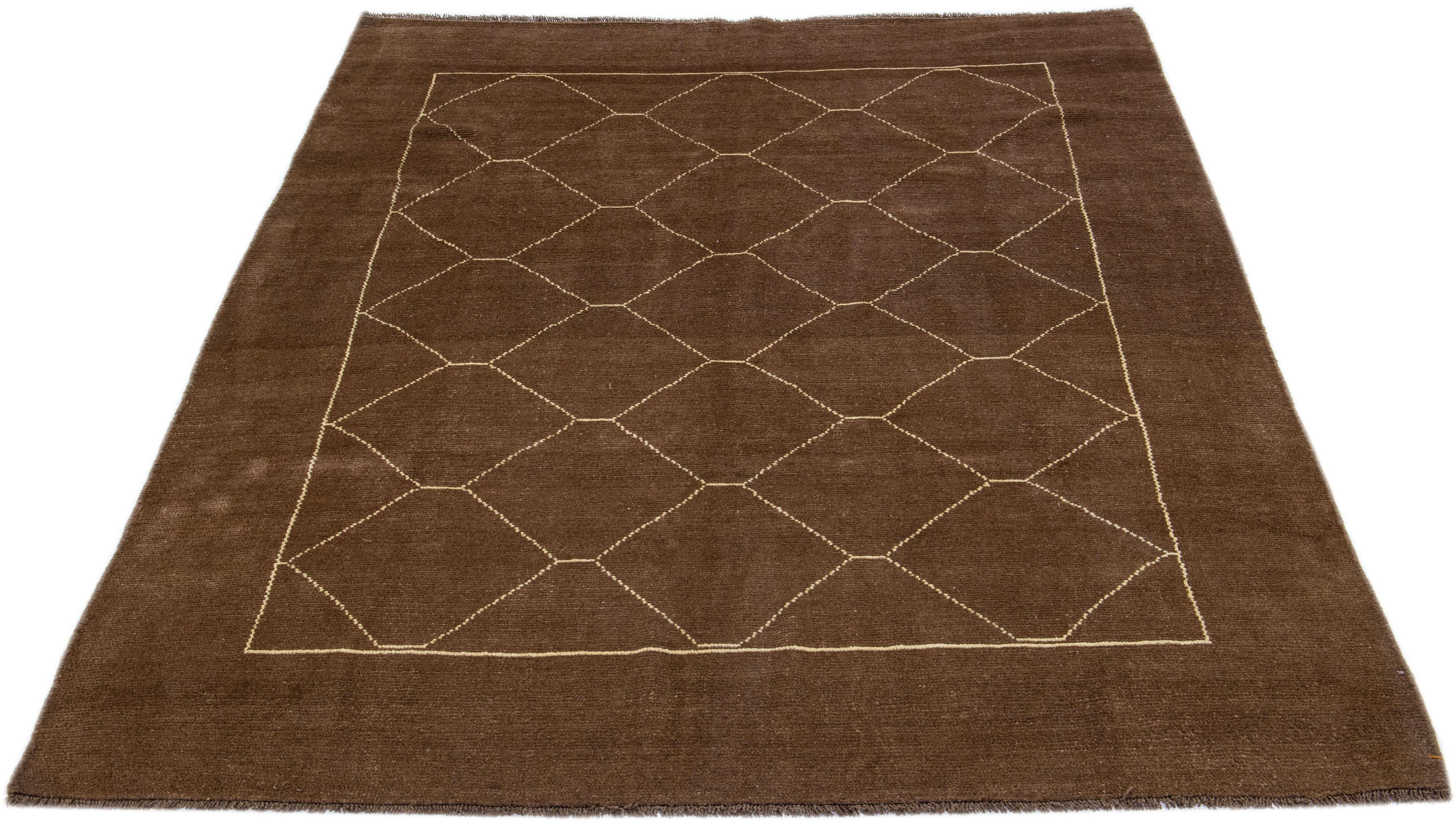 Moderner brauner handgefertigter Wollteppich im marokkanischen Stil mit geometrischem Muster von Apadana (Afghanisch) im Angebot