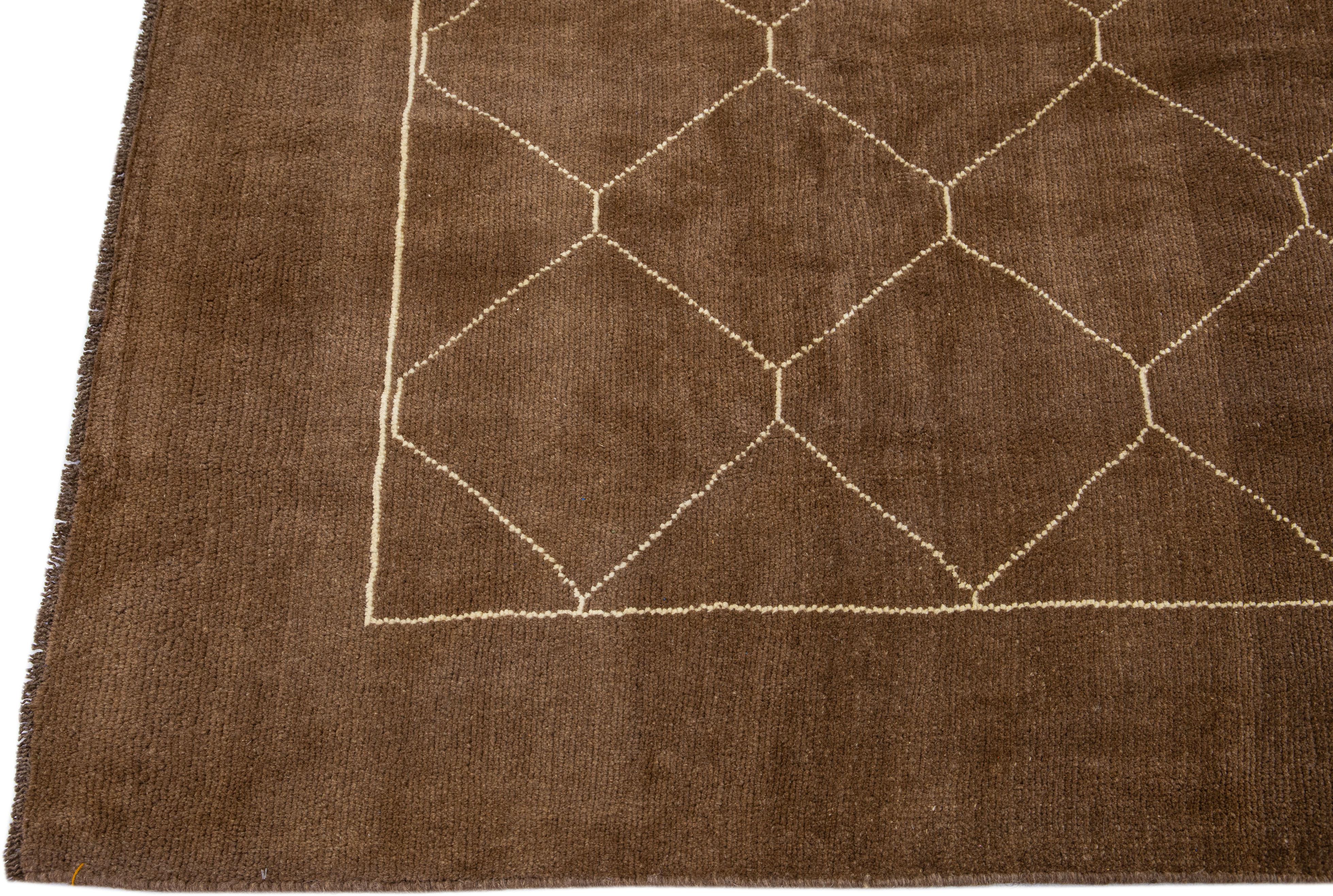 Moderner brauner handgefertigter Wollteppich im marokkanischen Stil mit geometrischem Muster von Apadana (Handgeknüpft) im Angebot