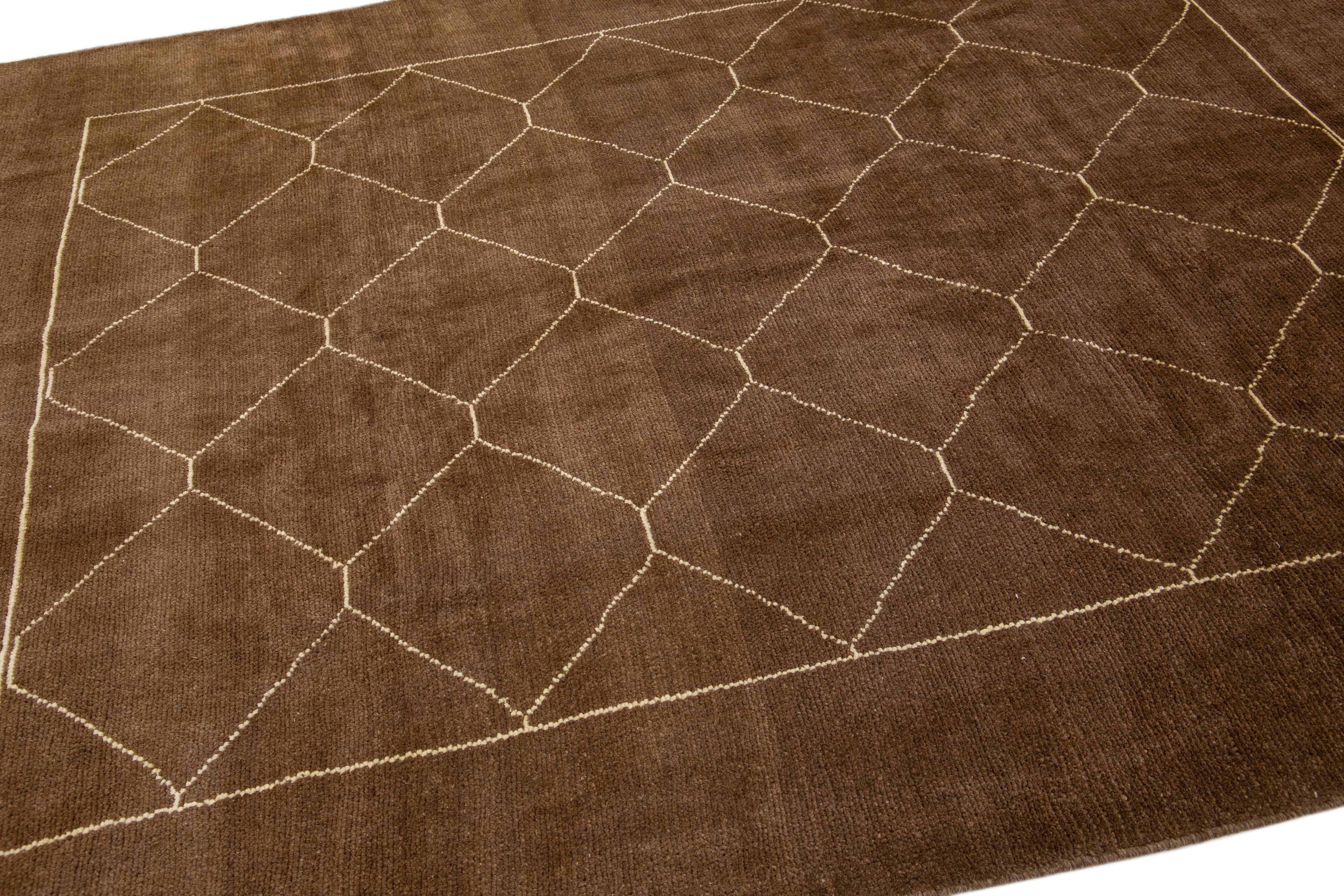 Moderner brauner handgefertigter Wollteppich im marokkanischen Stil mit geometrischem Muster von Apadana im Zustand „Neu“ im Angebot in Norwalk, CT