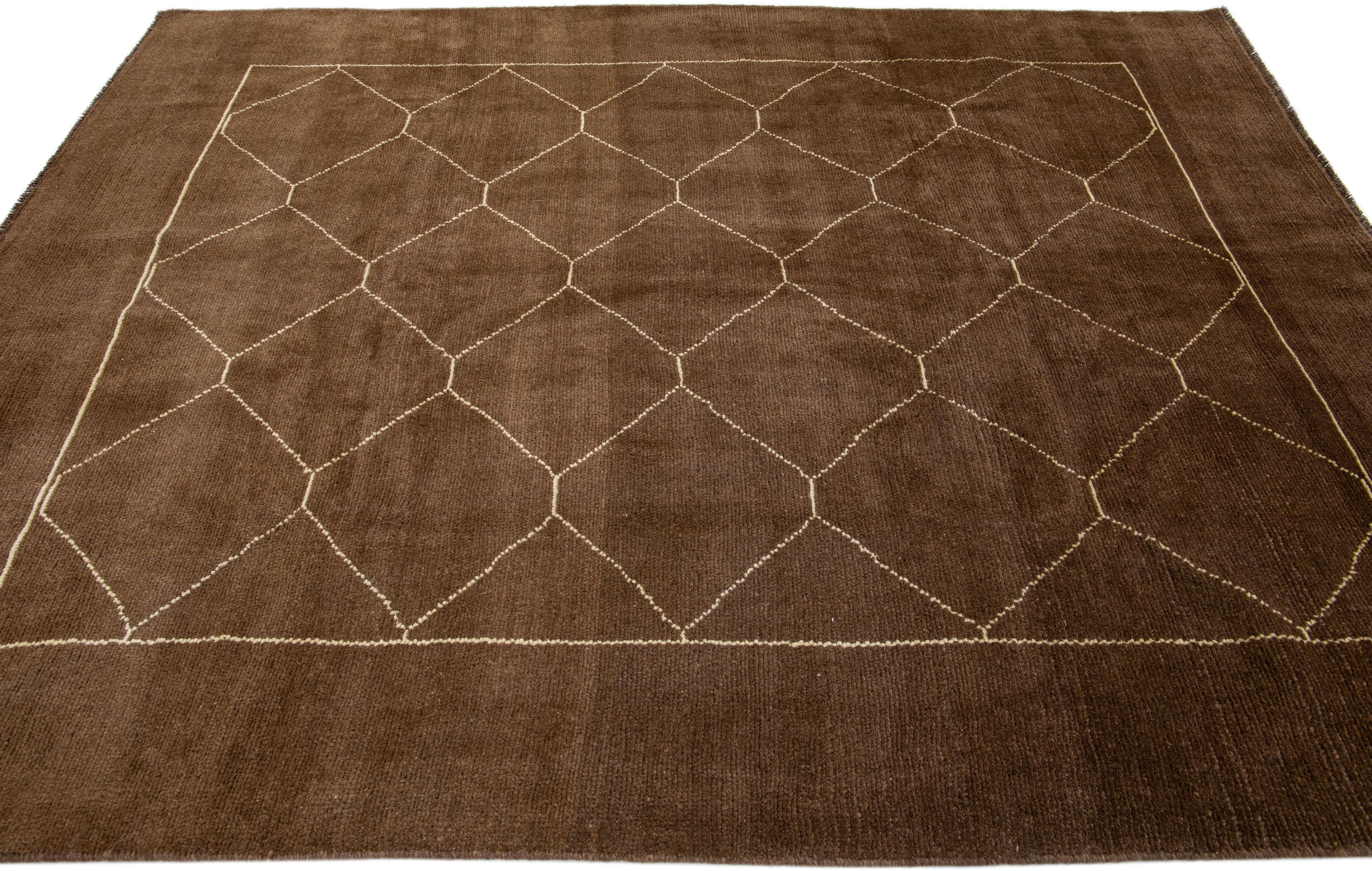 Moderner brauner handgefertigter Wollteppich im marokkanischen Stil mit geometrischem Muster von Apadana (21. Jahrhundert und zeitgenössisch) im Angebot