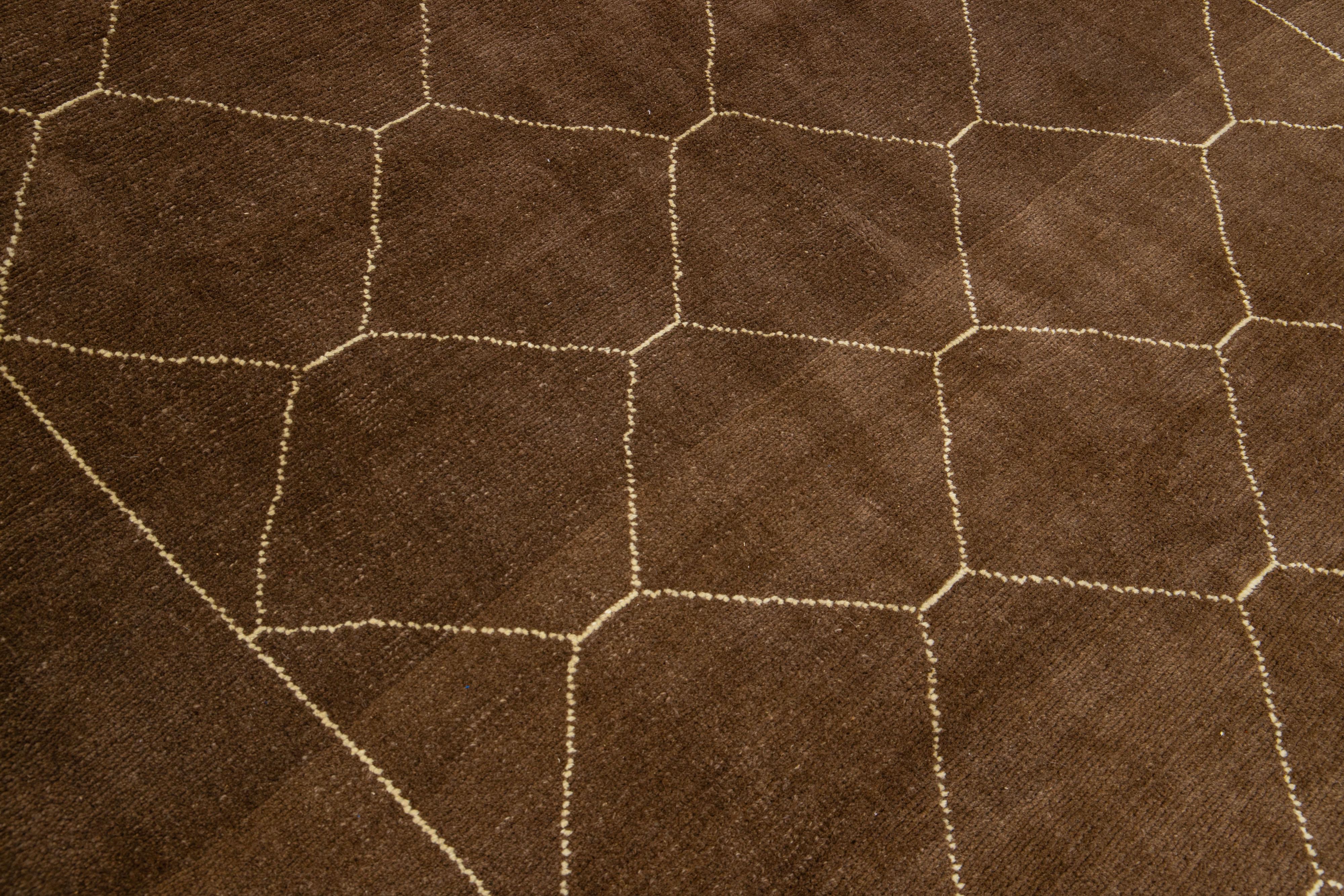 Moderner brauner handgefertigter Wollteppich im marokkanischen Stil mit geometrischem Muster von Apadana (Wolle) im Angebot
