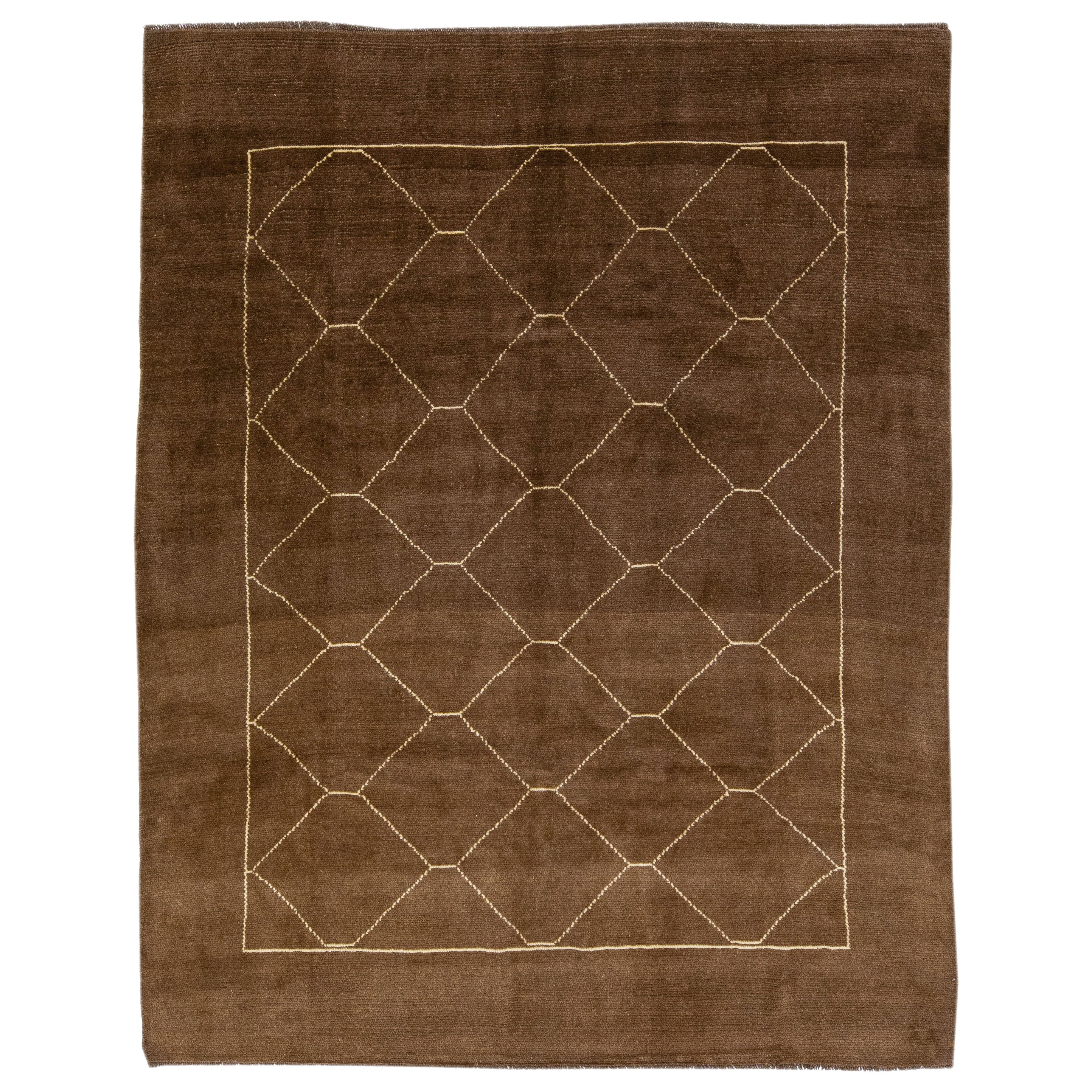 Moderner brauner handgefertigter Wollteppich im marokkanischen Stil mit geometrischem Muster von Apadana im Angebot