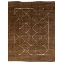 Moderner brauner handgefertigter Wollteppich im marokkanischen Stil mit geometrischem Muster von Apadana