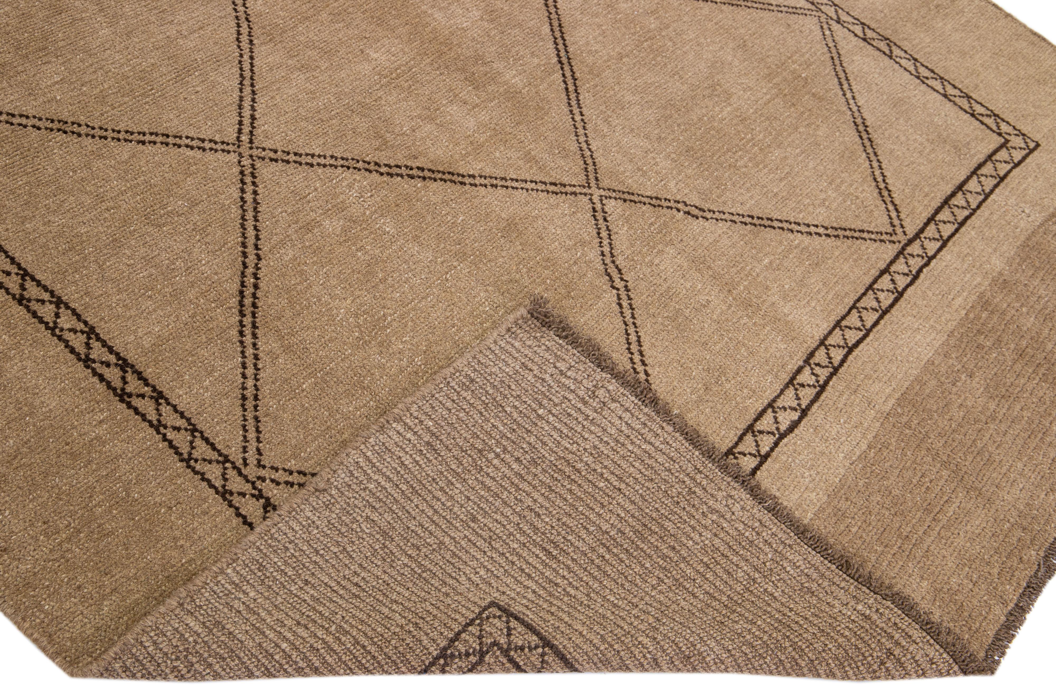 Questo bellissimo tappeto in lana fatto a mano in stile marocchino fa parte della nostra collezione Northwest e presenta un campo di colore marrone e accenti marrone scuro in uno splendido disegno tribale geometrico.

Questo tappeto misura: 6'6