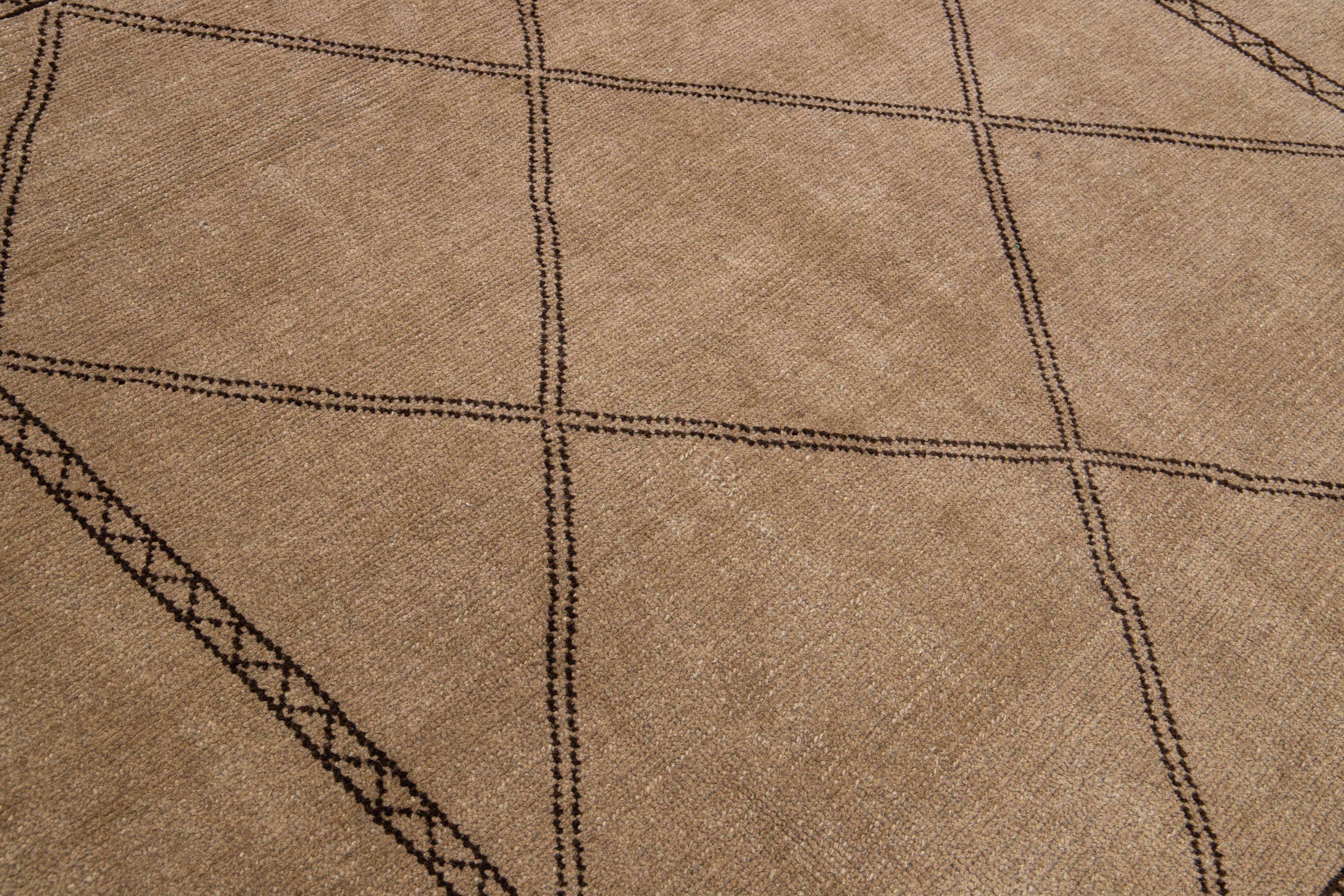 XXI secolo e contemporaneo Tappeto quadrato in lana di Apadana in stile marocchino moderno, fatto a mano, di colore marrone e geometrico in vendita