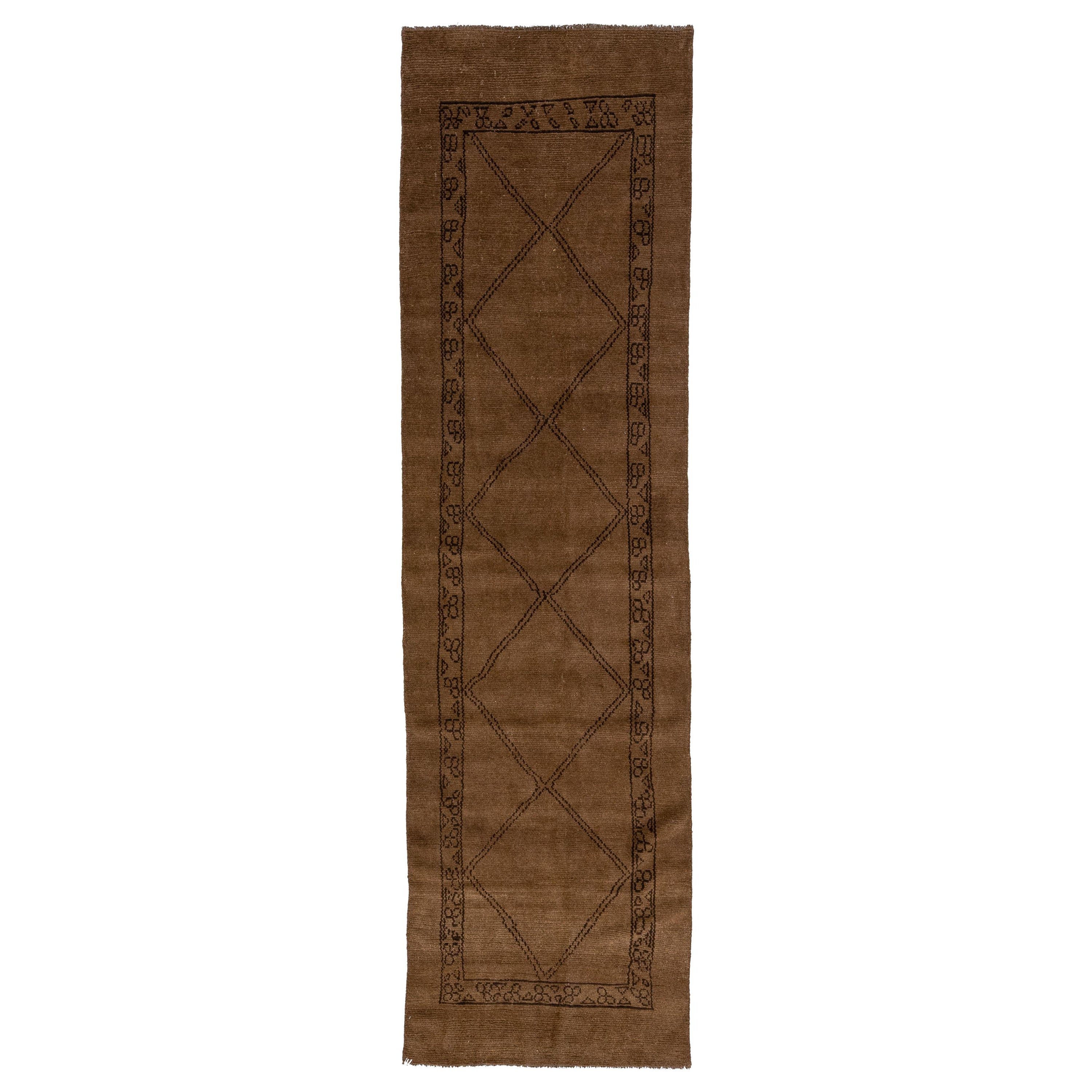 Tapis de course en laine de style marocain moderne, marron, fait à la main, au design tribal, par Apadana. en vente