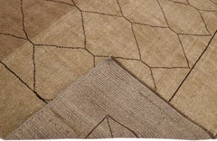 Moderner brauner handgefertigter Stammes-Wollteppich im marokkanischen Stil von Apadana