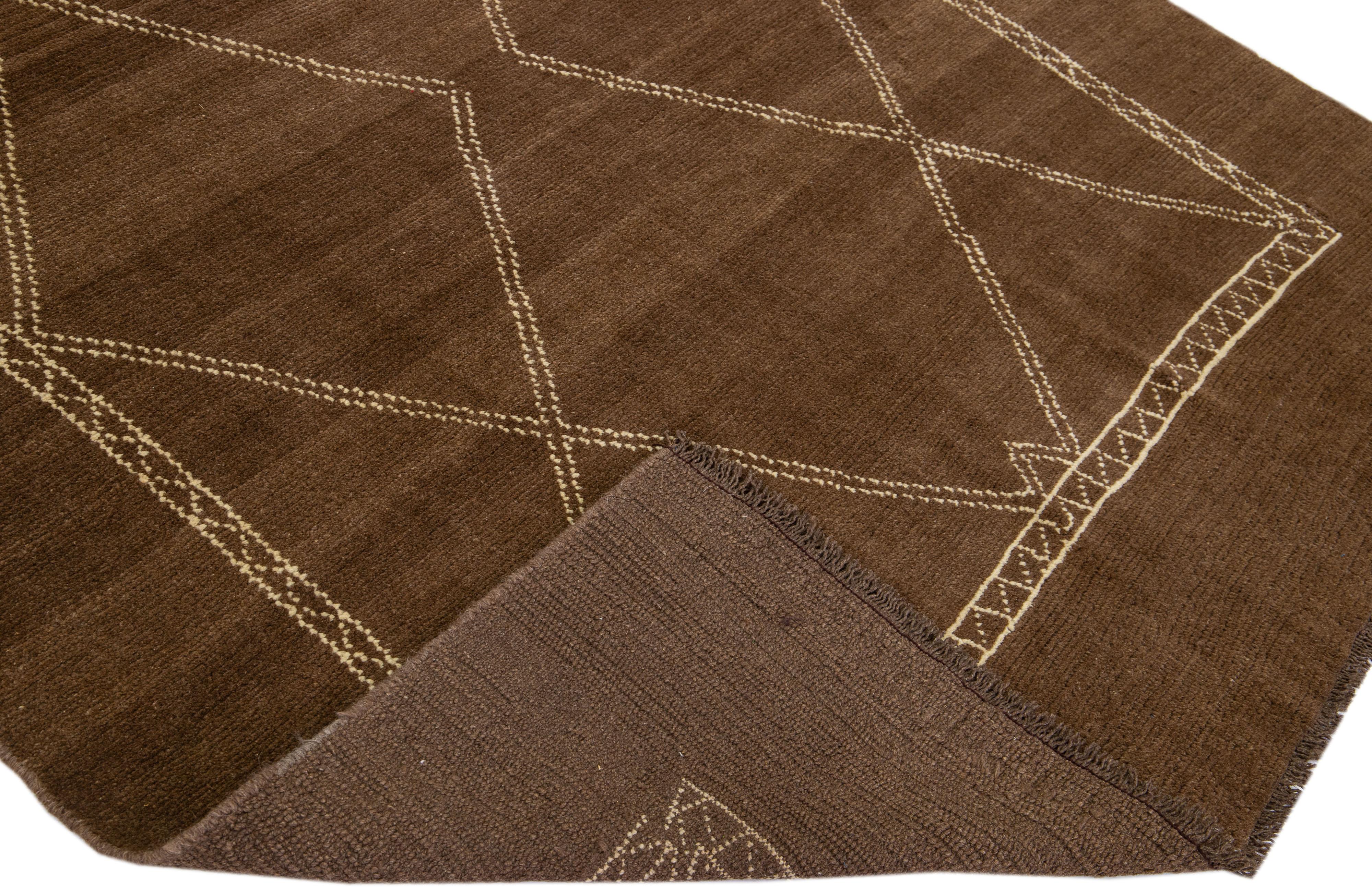 Dieser schöne, handgefertigte Wollteppich im marokkanischen Stil ist Teil unserer Northwest-Kollektion und zeichnet sich durch ein braunes Farbfeld und beigefarbene Akzente in einem herrlichen geometrischen Stammesmuster aus.

Dieser Teppich