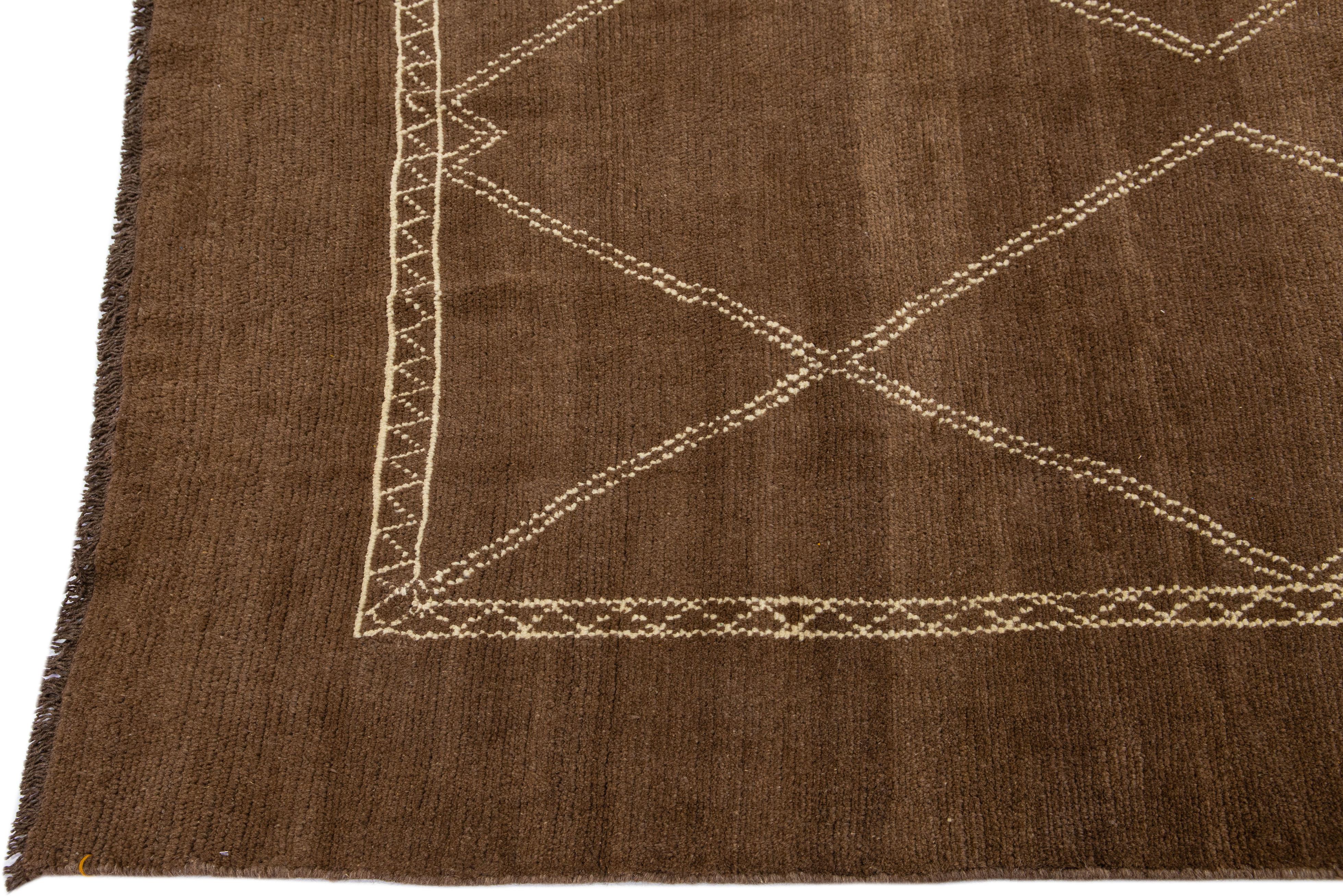 Moderner brauner handgefertigter Wollteppich im marokkanischen Stil mit geometrischem Muster von Apadana (Handgeknüpft) im Angebot