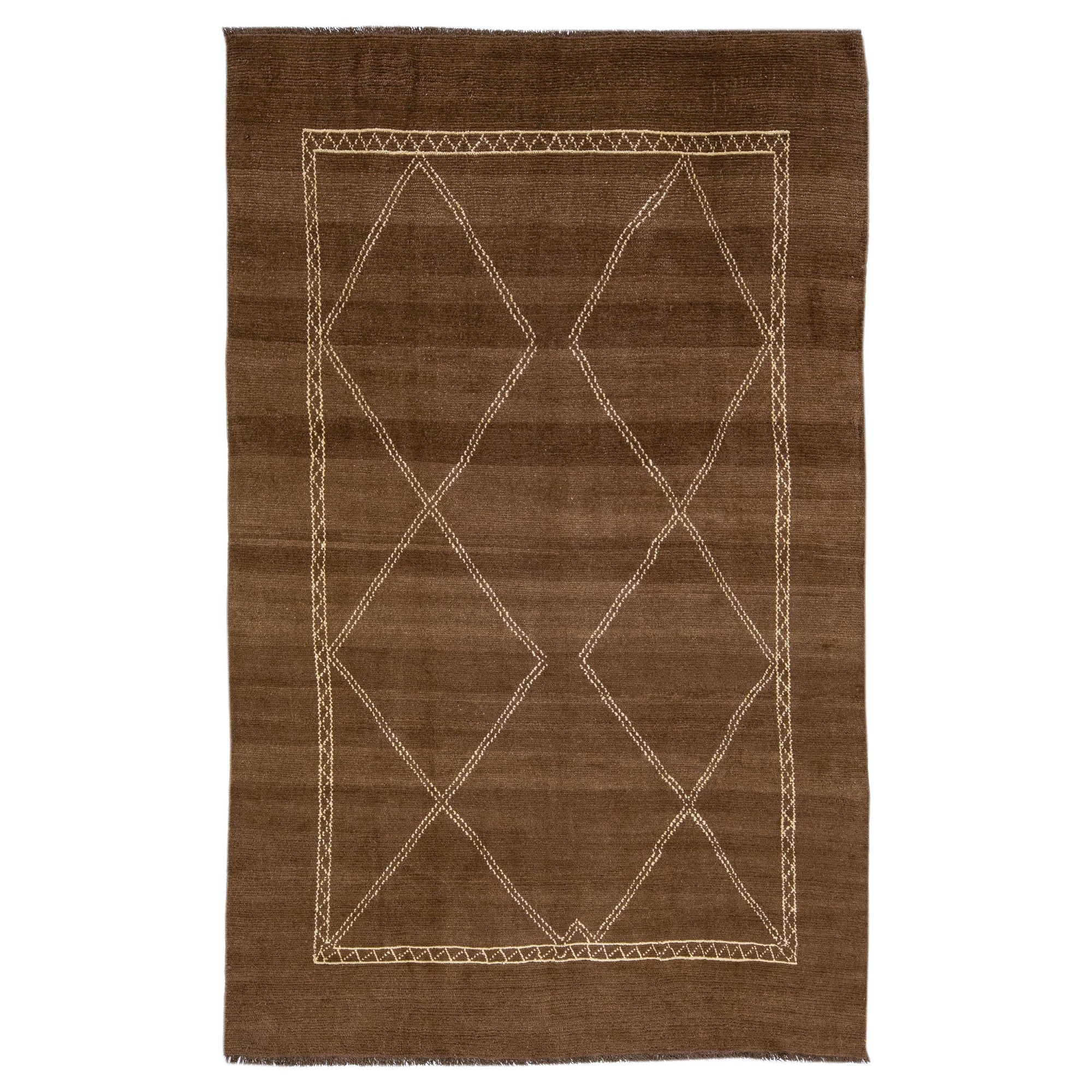 Moderner brauner handgefertigter Wollteppich im marokkanischen Stil mit geometrischem Muster von Apadana im Angebot